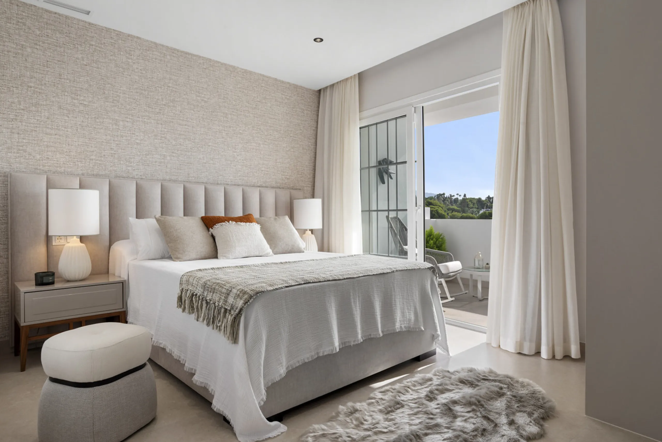 Penthouse Las Lolas is one of those rare residences that immediately conveys harmony, style, and thoughtful design. Positioned at the top of one of Nueva Andalucía's best-located buildings, and just minutes from both Marbella Arena and Puerto Banús, this 