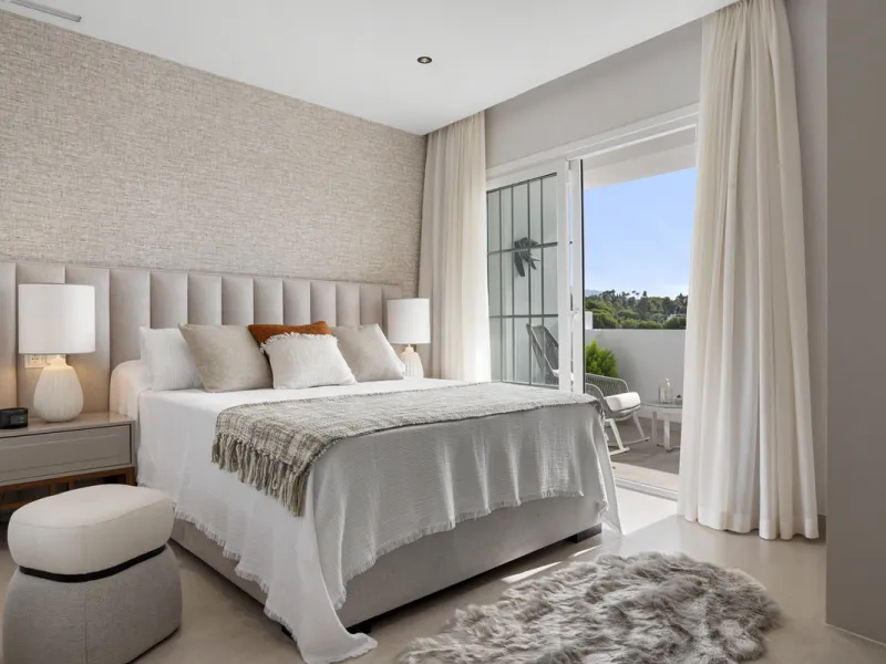 Penthouse Las Lolas is one of those rare residences that immediately conveys harmony, style, and thoughtful design. Positioned at the top of one of Nueva Andalucía's best-located buildings, and just minutes from both Marbella Arena and Puerto Banús, this 