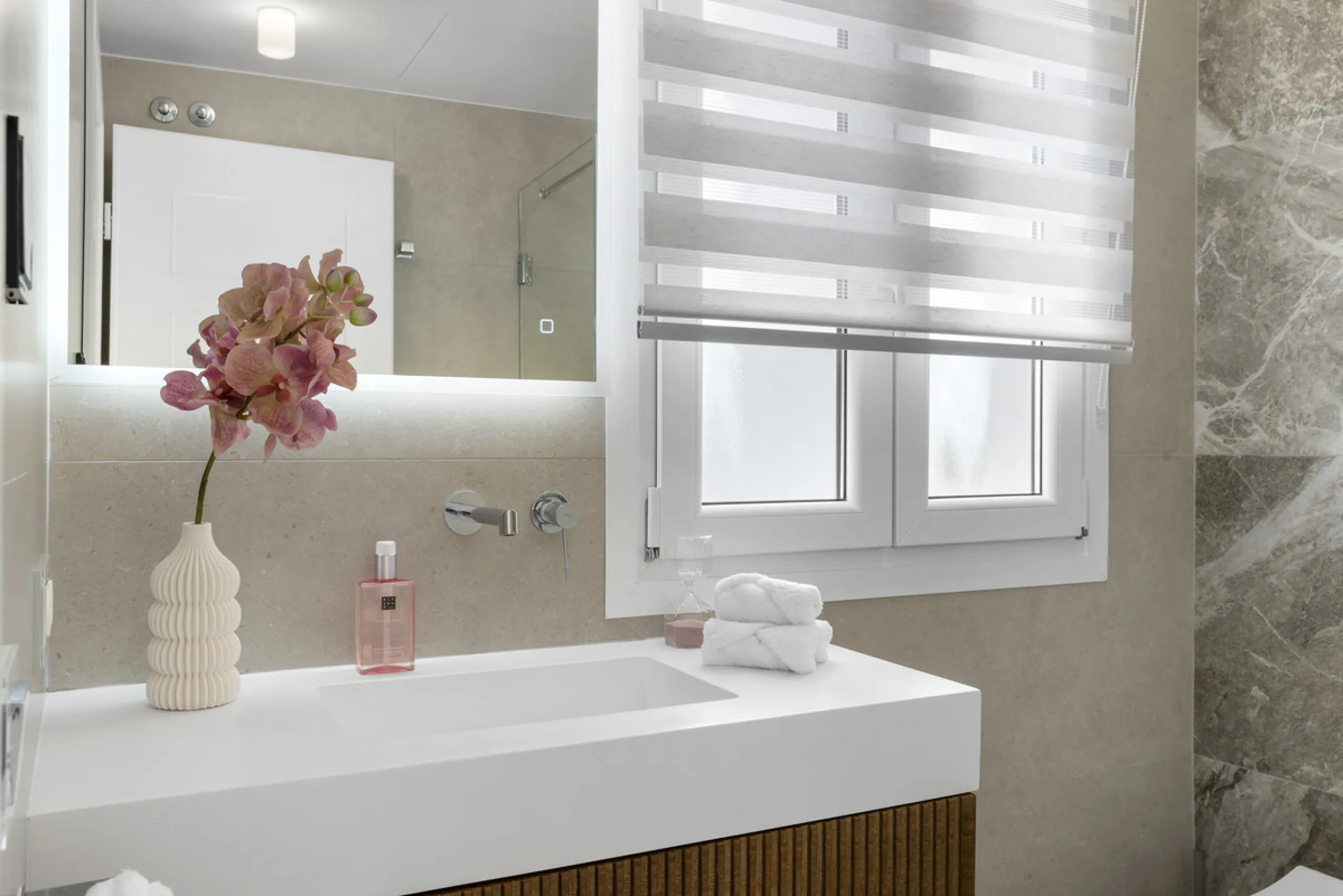 Penthouse Las Lolas is one of those rare residences that immediately conveys harmony, style, and thoughtful design. Positioned at the top of one of Nueva Andalucía's best-located buildings, and just minutes from both Marbella Arena and Puerto Banús, this 