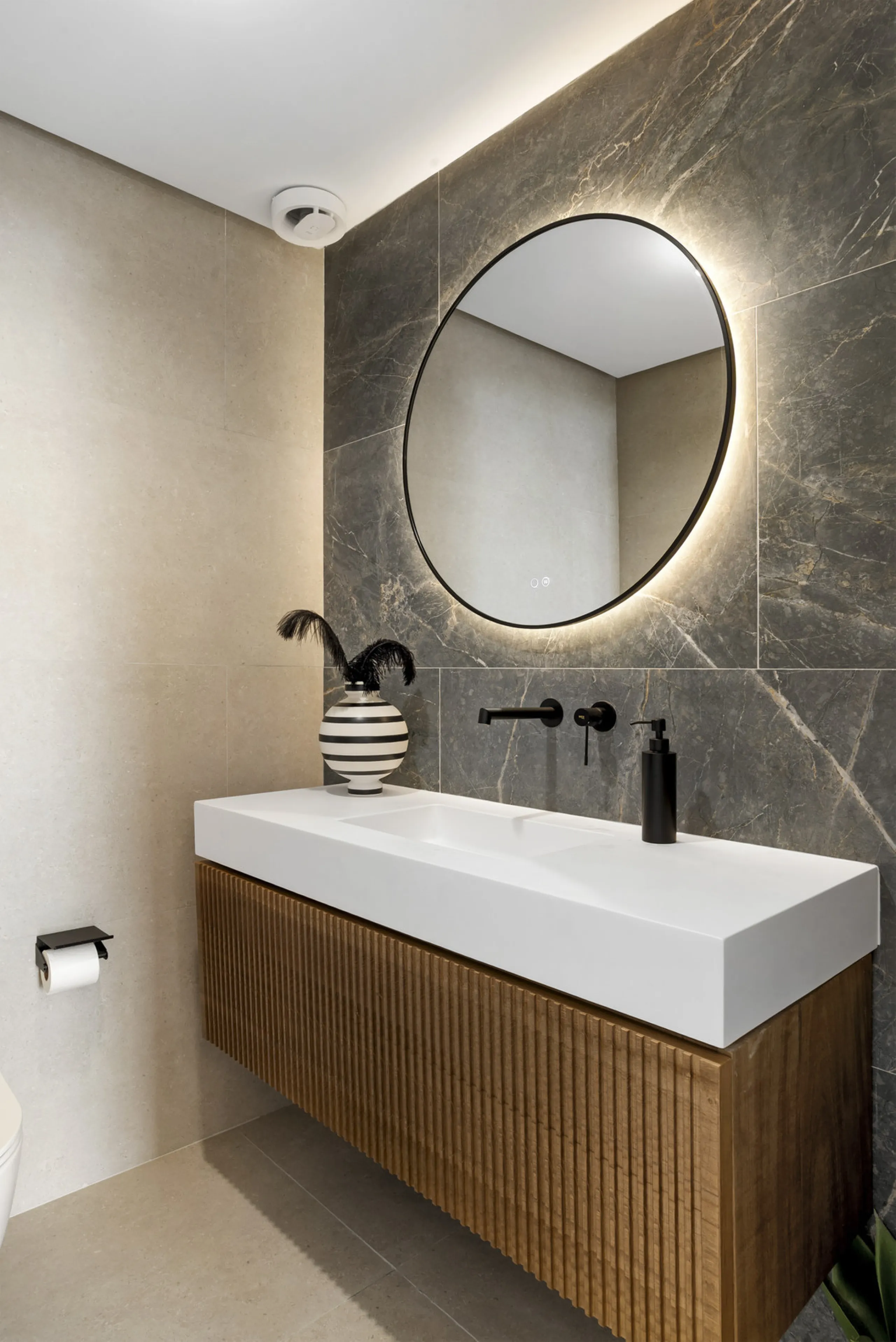 Penthouse Las Lolas is one of those rare residences that immediately conveys harmony, style, and thoughtful design. Positioned at the top of one of Nueva Andalucía's best-located buildings, and just minutes from both Marbella Arena and Puerto Banús, this 
