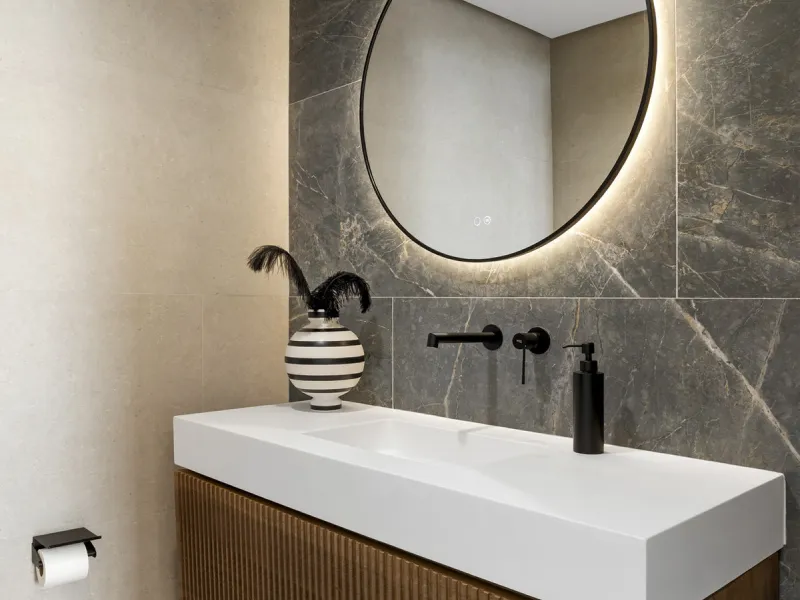 Penthouse Las Lolas is one of those rare residences that immediately conveys harmony, style, and thoughtful design. Positioned at the top of one of Nueva Andalucía's best-located buildings, and just minutes from both Marbella Arena and Puerto Banús, this 