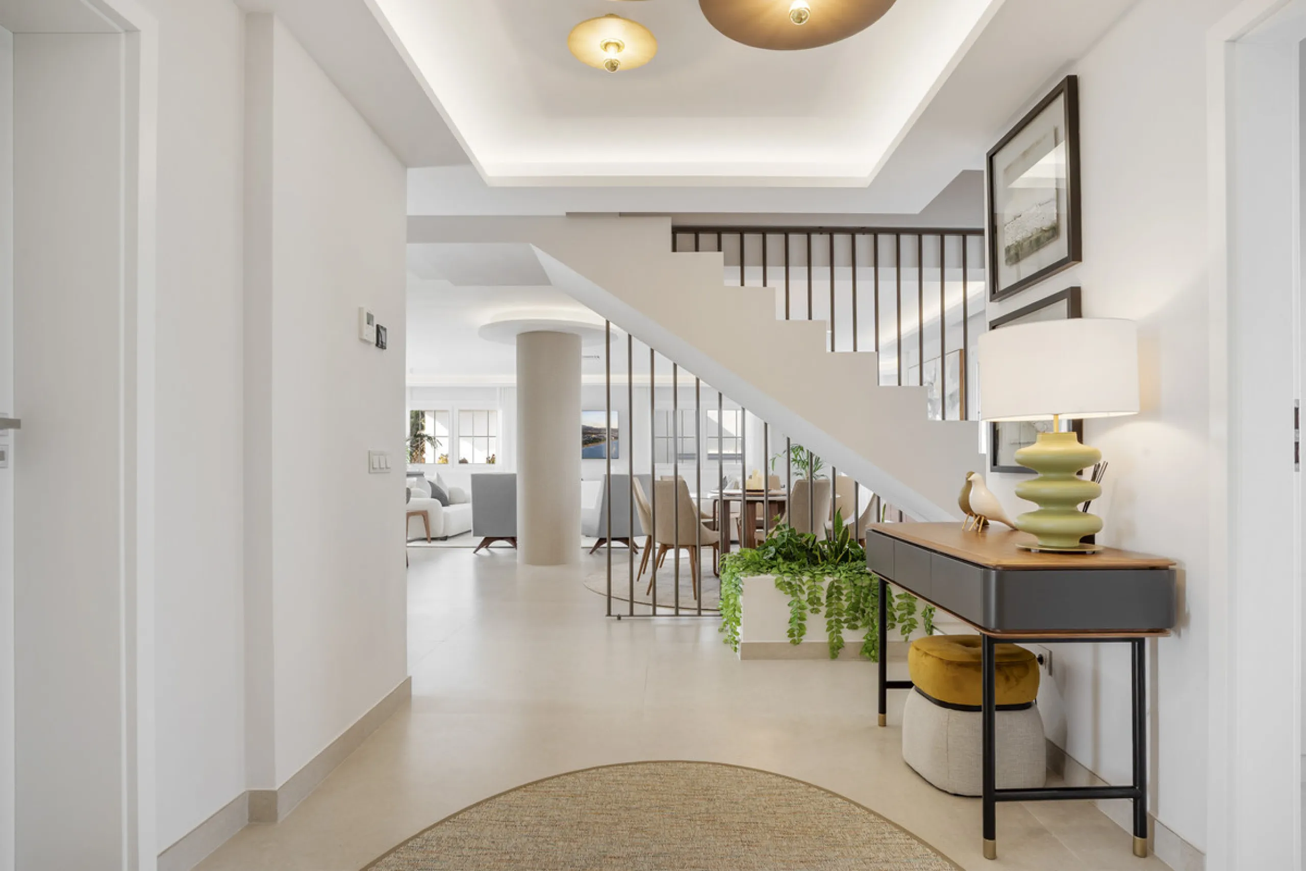 Penthouse Las Lolas is one of those rare residences that immediately conveys harmony, style, and thoughtful design. Positioned at the top of one of Nueva Andalucía's best-located buildings, and just minutes from both Marbella Arena and Puerto Banús, this 