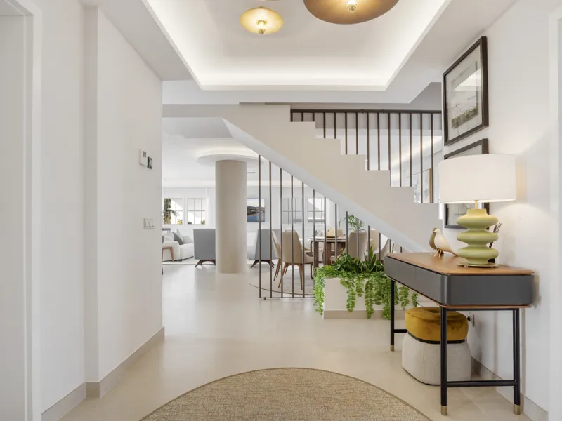 Penthouse Las Lolas is one of those rare residences that immediately conveys harmony, style, and thoughtful design. Positioned at the top of one of Nueva Andalucía's best-located buildings, and just minutes from both Marbella Arena and Puerto Banús, this 