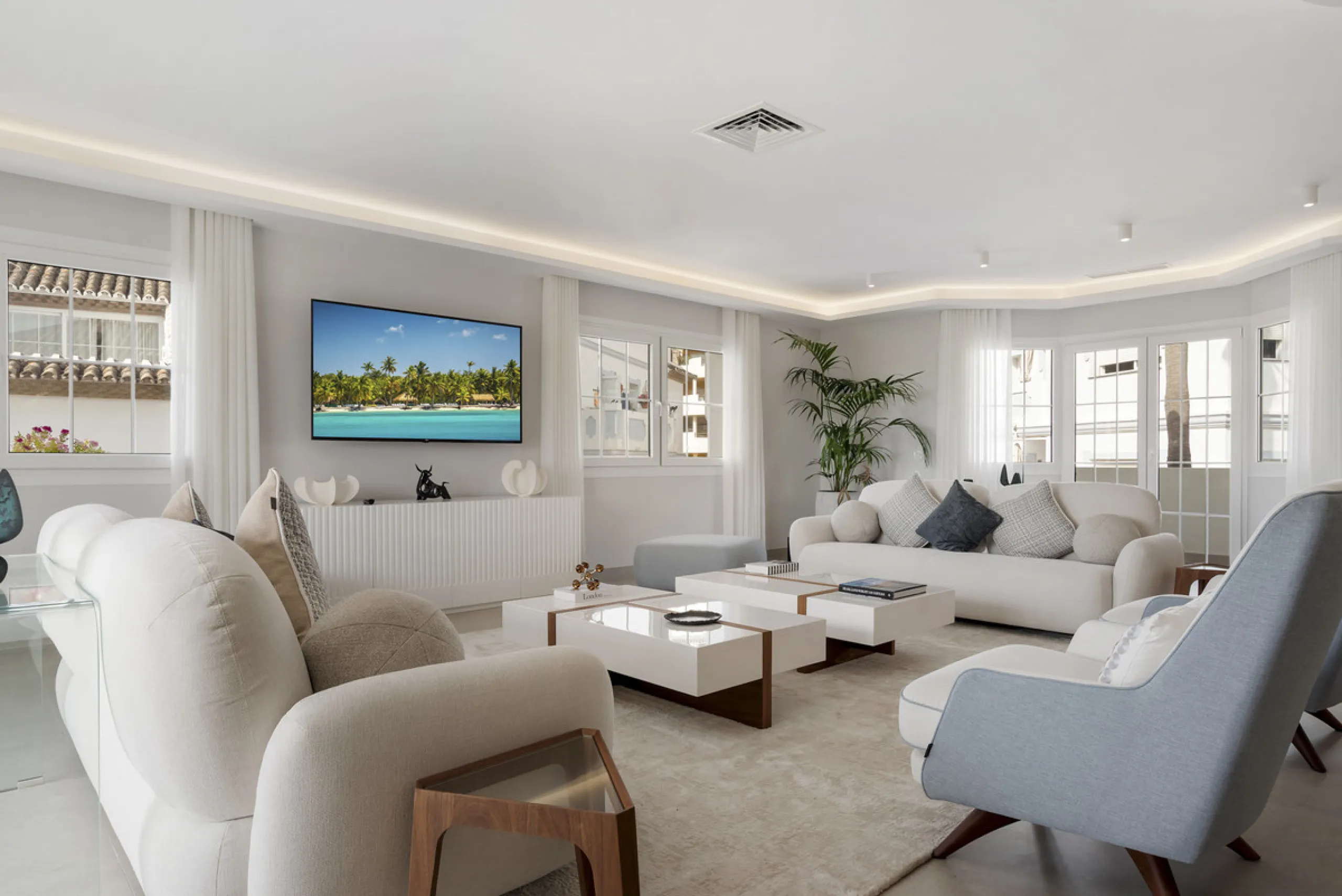 Penthouse Las Lolas is one of those rare residences that immediately conveys harmony, style, and thoughtful design. Positioned at the top of one of Nueva Andalucía's best-located buildings, and just minutes from both Marbella Arena and Puerto Banús, this 