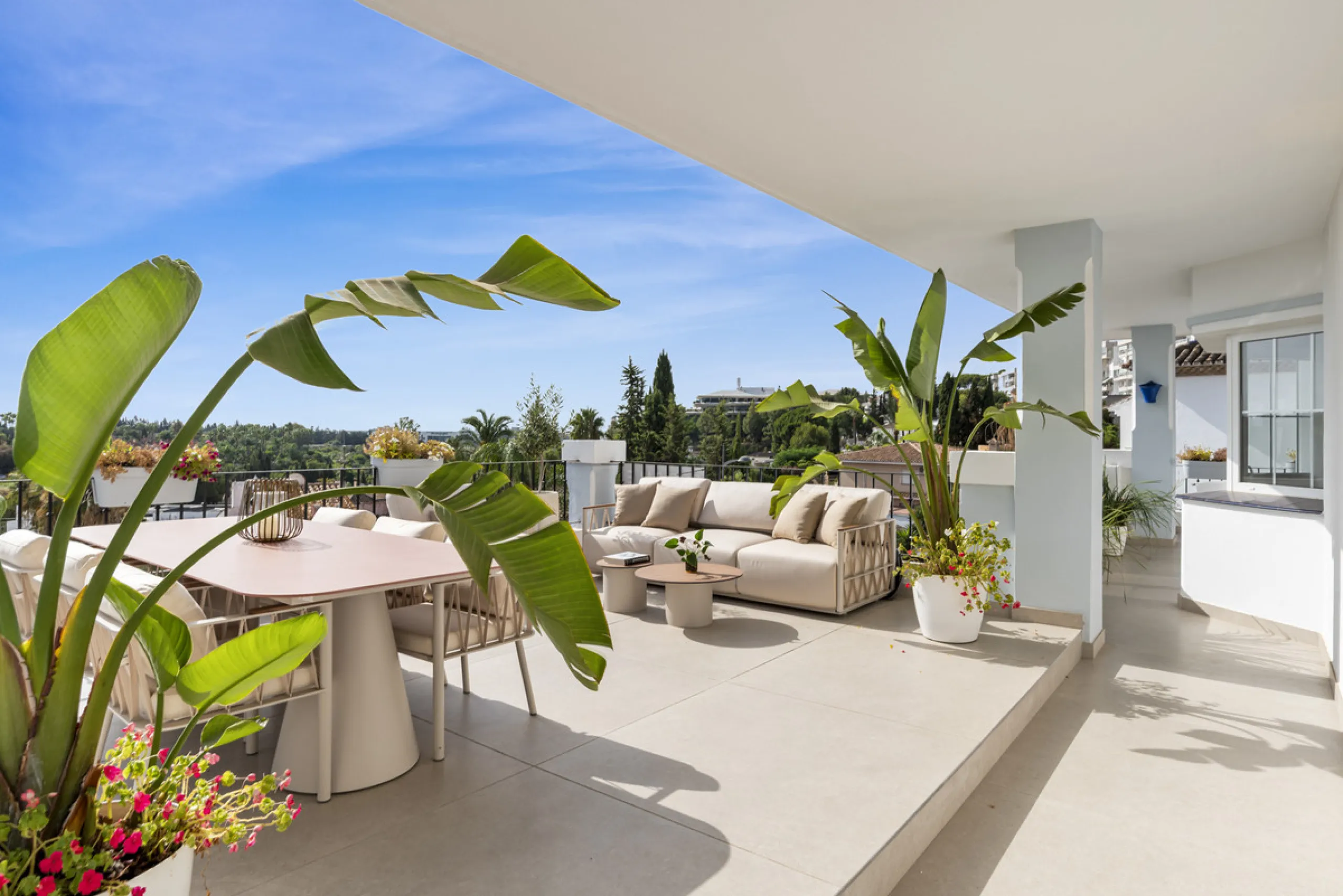 Penthouse Las Lolas is one of those rare residences that immediately conveys harmony, style, and thoughtful design. Positioned at the top of one of Nueva Andalucía's best-located buildings, and just minutes from both Marbella Arena and Puerto Banús, this 