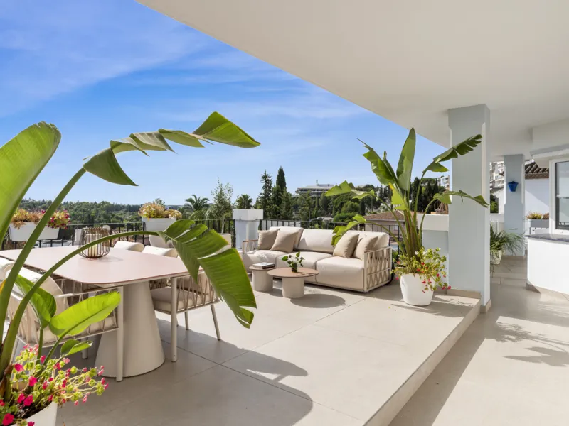 Penthouse Las Lolas is one of those rare residences that immediately conveys harmony, style, and thoughtful design. Positioned at the top of one of Nueva Andalucía's best-located buildings, and just minutes from both Marbella Arena and Puerto Banús, this 