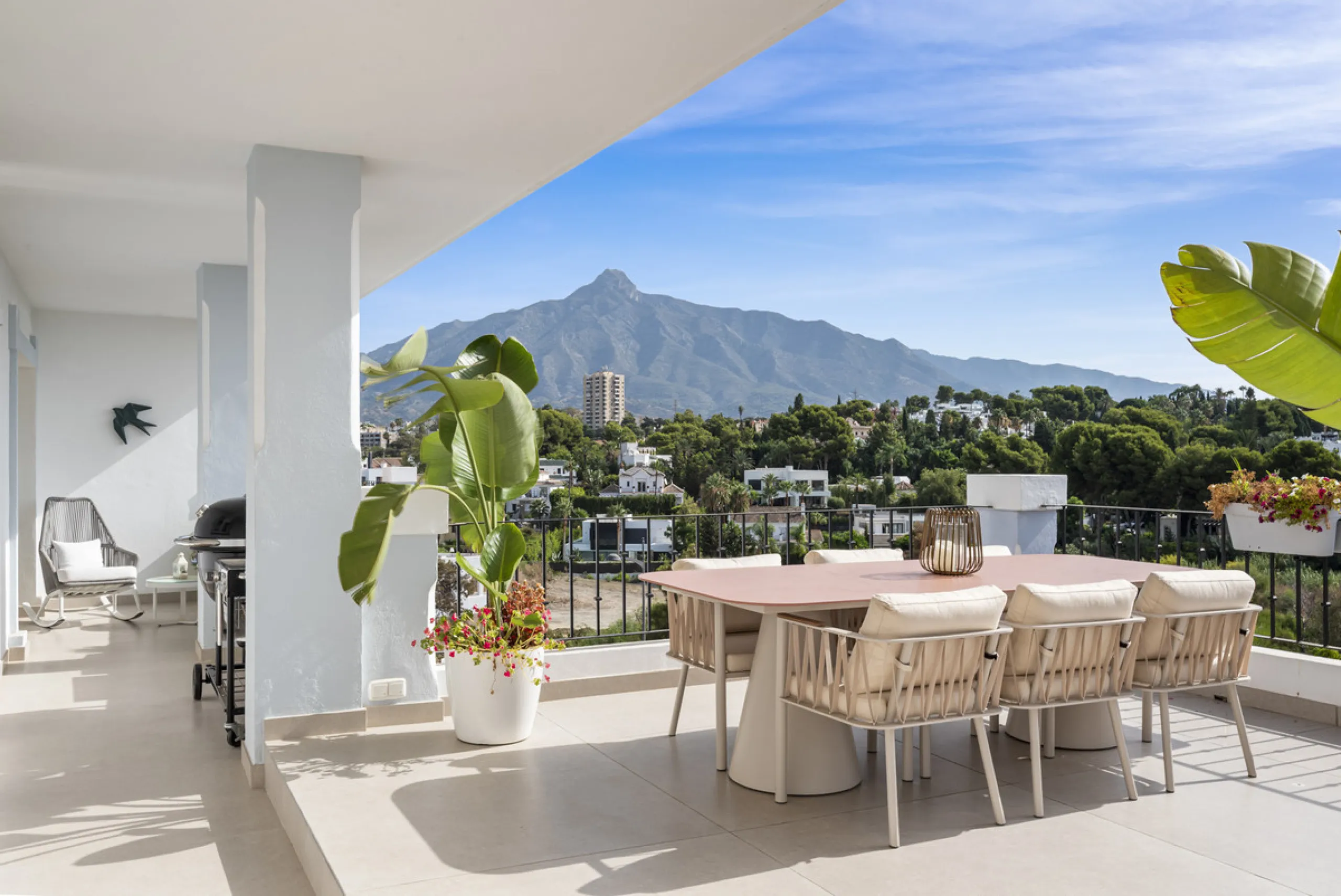 Penthouse Las Lolas is one of those rare residences that immediately conveys harmony, style, and thoughtful design. Positioned at the top of one of Nueva Andalucía's best-located buildings, and just minutes from both Marbella Arena and Puerto Banús, this 