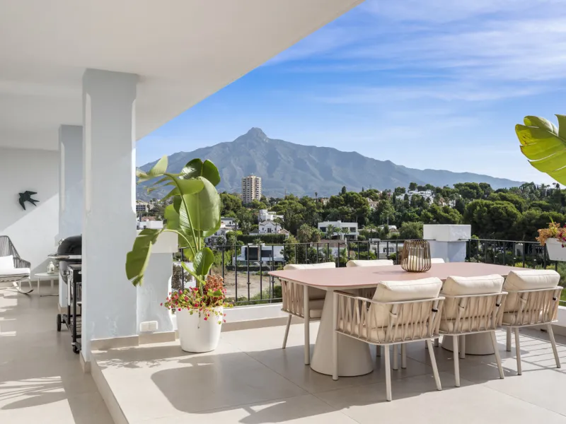 Penthouse Las Lolas is one of those rare residences that immediately conveys harmony, style, and thoughtful design. Positioned at the top of one of Nueva Andalucía's best-located buildings, and just minutes from both Marbella Arena and Puerto Banús, this 