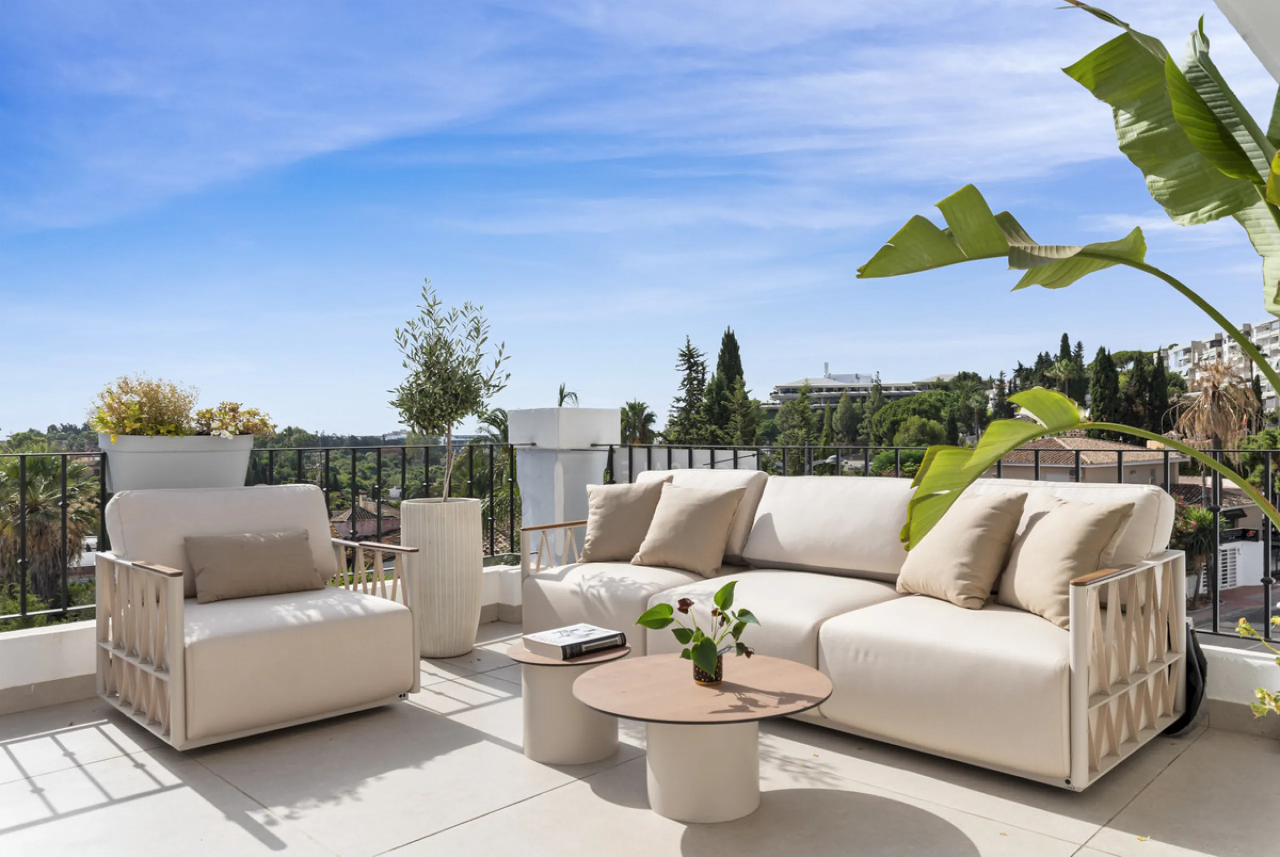 Penthouse Las Lolas is one of those rare residences that immediately conveys harmony, style, and thoughtful design. Positioned at the top of one of Nueva Andalucía's best-located buildings, and just minutes from both Marbella Arena and Puerto Banús, this 
