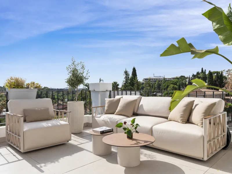 Penthouse Las Lolas is one of those rare residences that immediately conveys harmony, style, and thoughtful design. Positioned at the top of one of Nueva Andalucía's best-located buildings, and just minutes from both Marbella Arena and Puerto Banús, this 