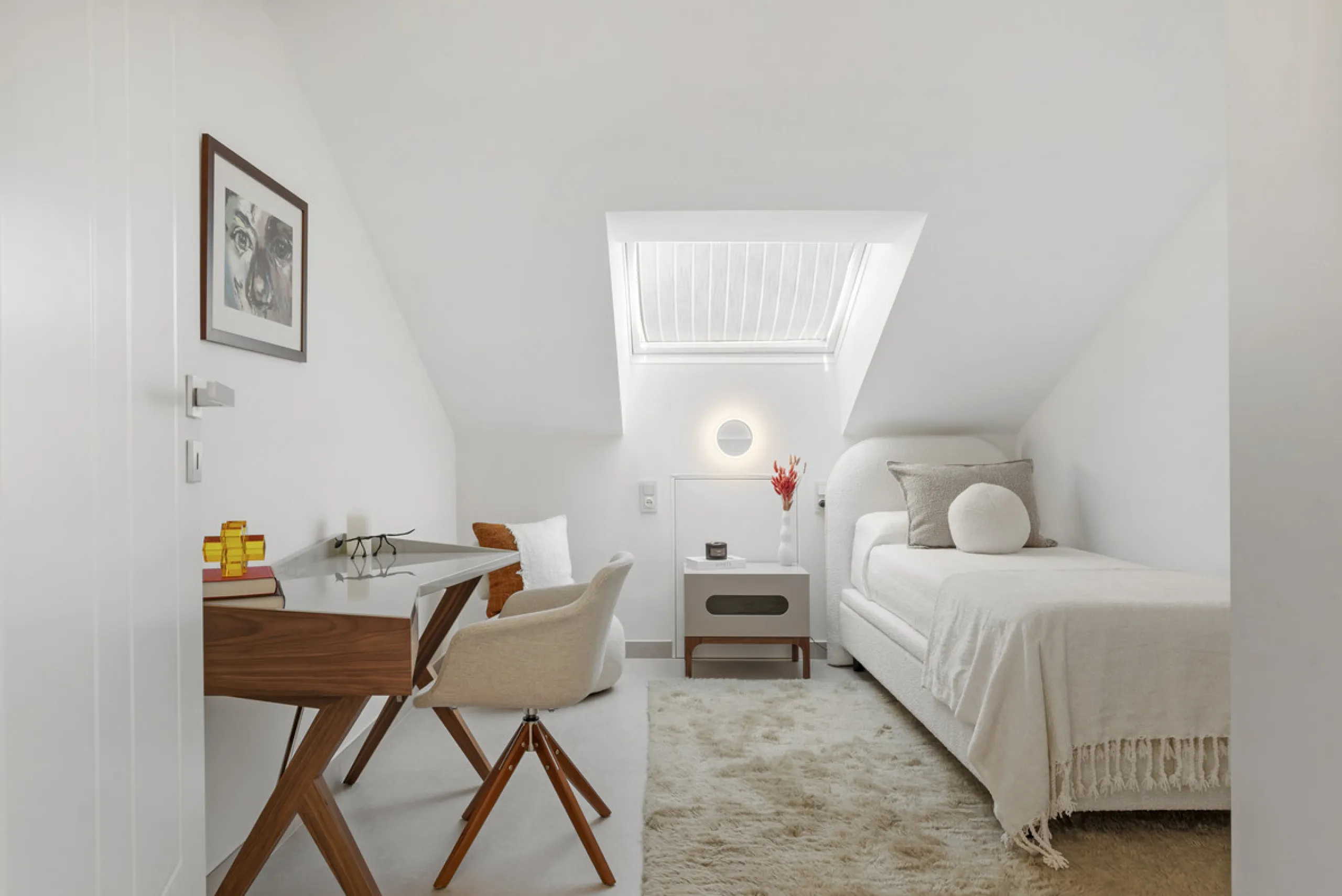 Penthouse Las Lolas is one of those rare residences that immediately conveys harmony, style, and thoughtful design. Positioned at the top of one of Nueva Andalucía's best-located buildings, and just minutes from both Marbella Arena and Puerto Banús, this 