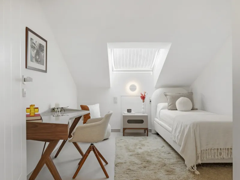 Penthouse Las Lolas is one of those rare residences that immediately conveys harmony, style, and thoughtful design. Positioned at the top of one of Nueva Andalucía's best-located buildings, and just minutes from both Marbella Arena and Puerto Banús, this 