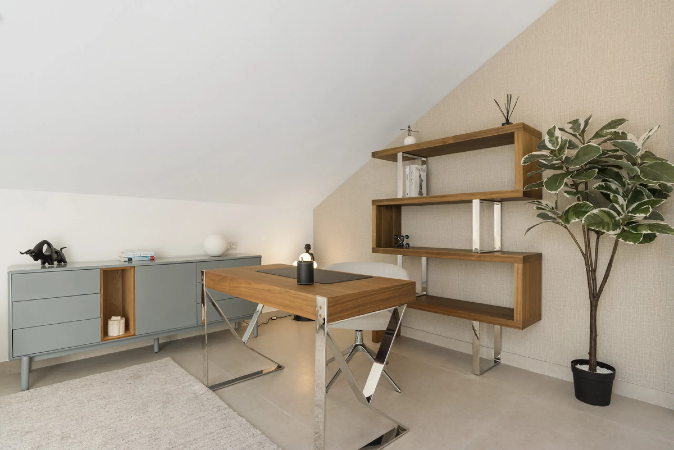 Penthouse Las Lolas is one of those rare residences that immediately conveys harmony, style, and thoughtful design. Positioned at the top of one of Nueva Andalucía's best-located buildings, and just minutes from both Marbella Arena and Puerto Banús, this 