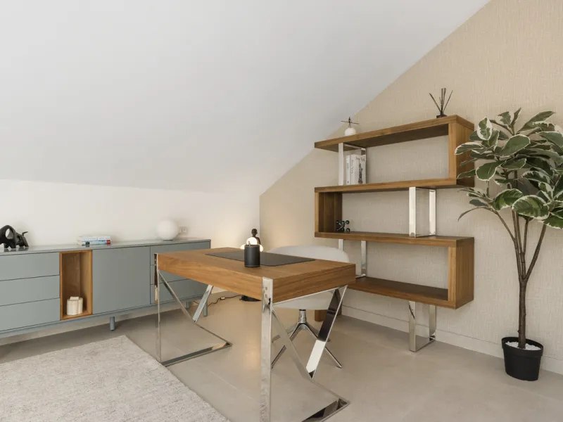 Penthouse Las Lolas is one of those rare residences that immediately conveys harmony, style, and thoughtful design. Positioned at the top of one of Nueva Andalucía's best-located buildings, and just minutes from both Marbella Arena and Puerto Banús, this 