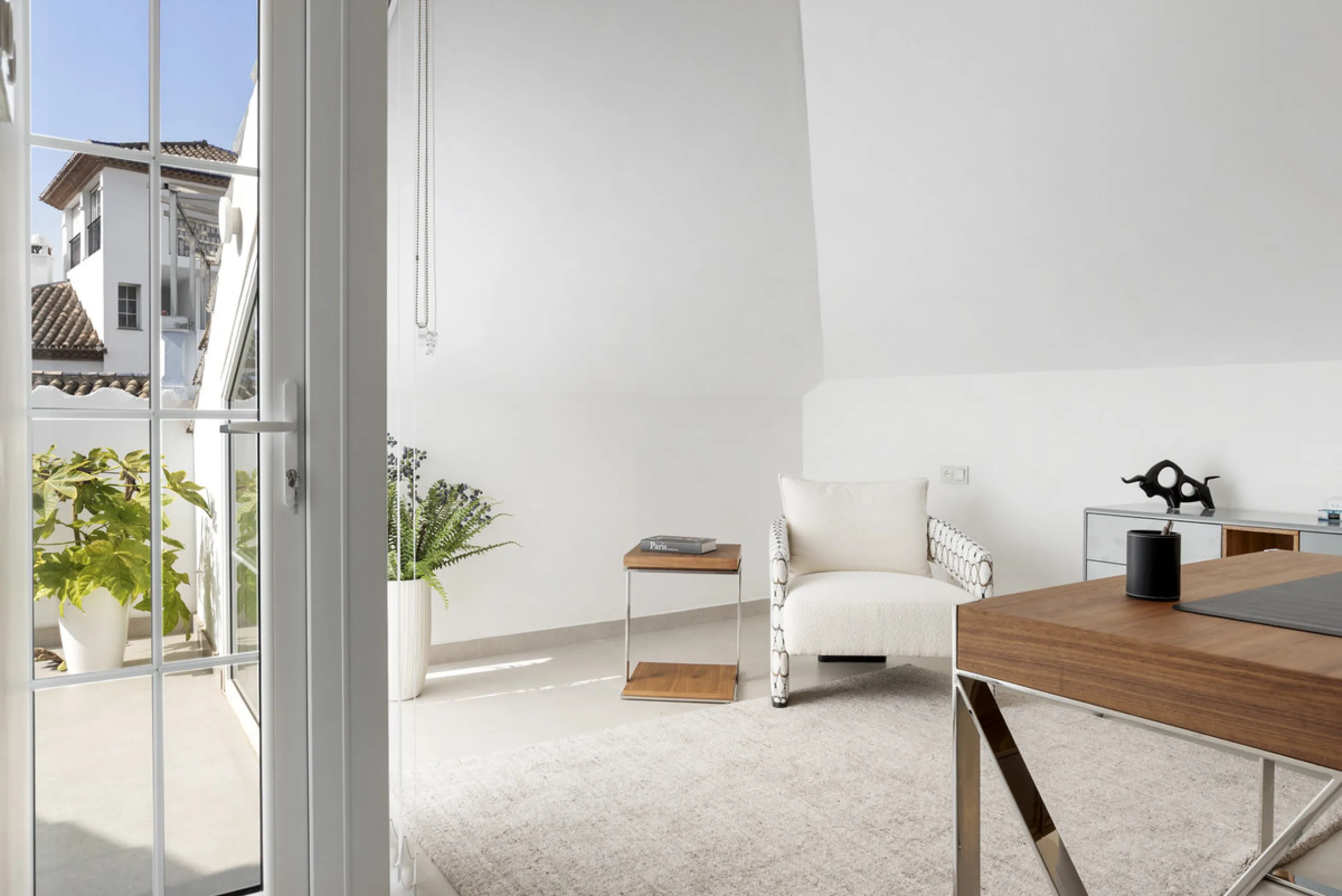 Penthouse Las Lolas is one of those rare residences that immediately conveys harmony, style, and thoughtful design. Positioned at the top of one of Nueva Andalucía's best-located buildings, and just minutes from both Marbella Arena and Puerto Banús, this 