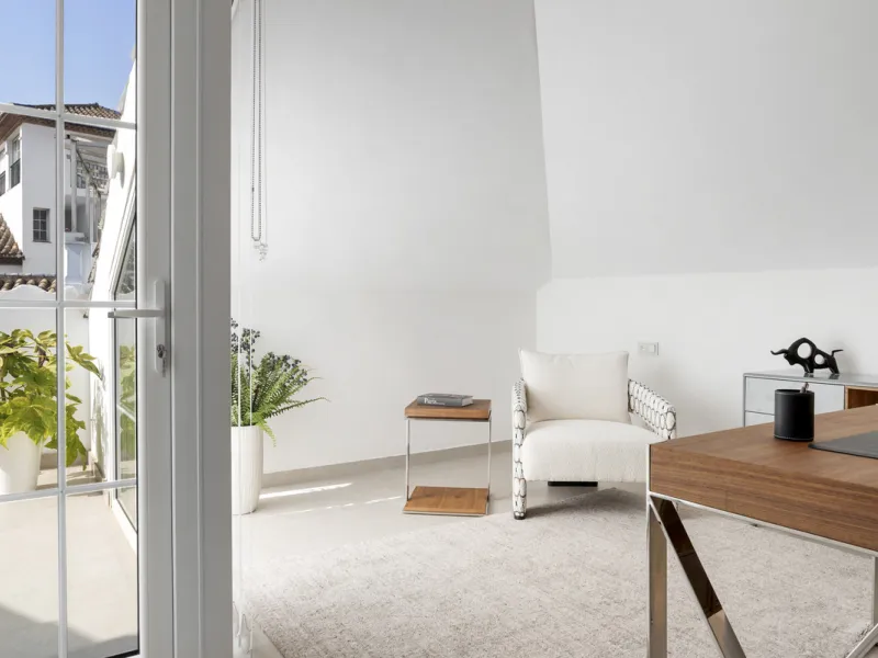 Penthouse Las Lolas is one of those rare residences that immediately conveys harmony, style, and thoughtful design. Positioned at the top of one of Nueva Andalucía's best-located buildings, and just minutes from both Marbella Arena and Puerto Banús, this 