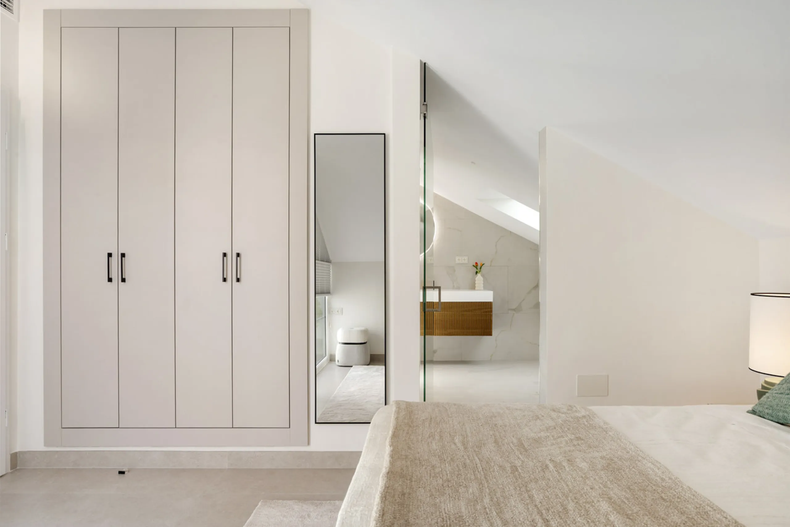 Penthouse Las Lolas is one of those rare residences that immediately conveys harmony, style, and thoughtful design. Positioned at the top of one of Nueva Andalucía's best-located buildings, and just minutes from both Marbella Arena and Puerto Banús, this 