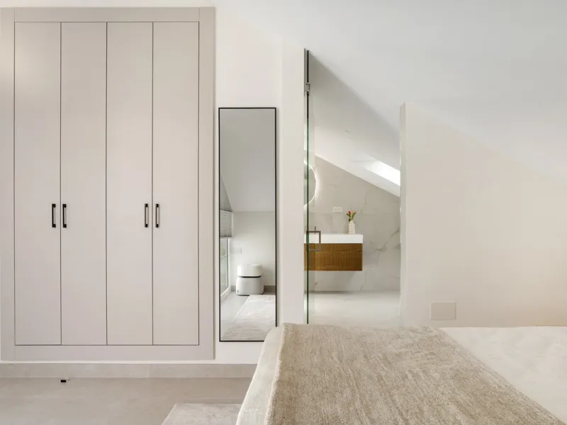 Penthouse Las Lolas is one of those rare residences that immediately conveys harmony, style, and thoughtful design. Positioned at the top of one of Nueva Andalucía's best-located buildings, and just minutes from both Marbella Arena and Puerto Banús, this 