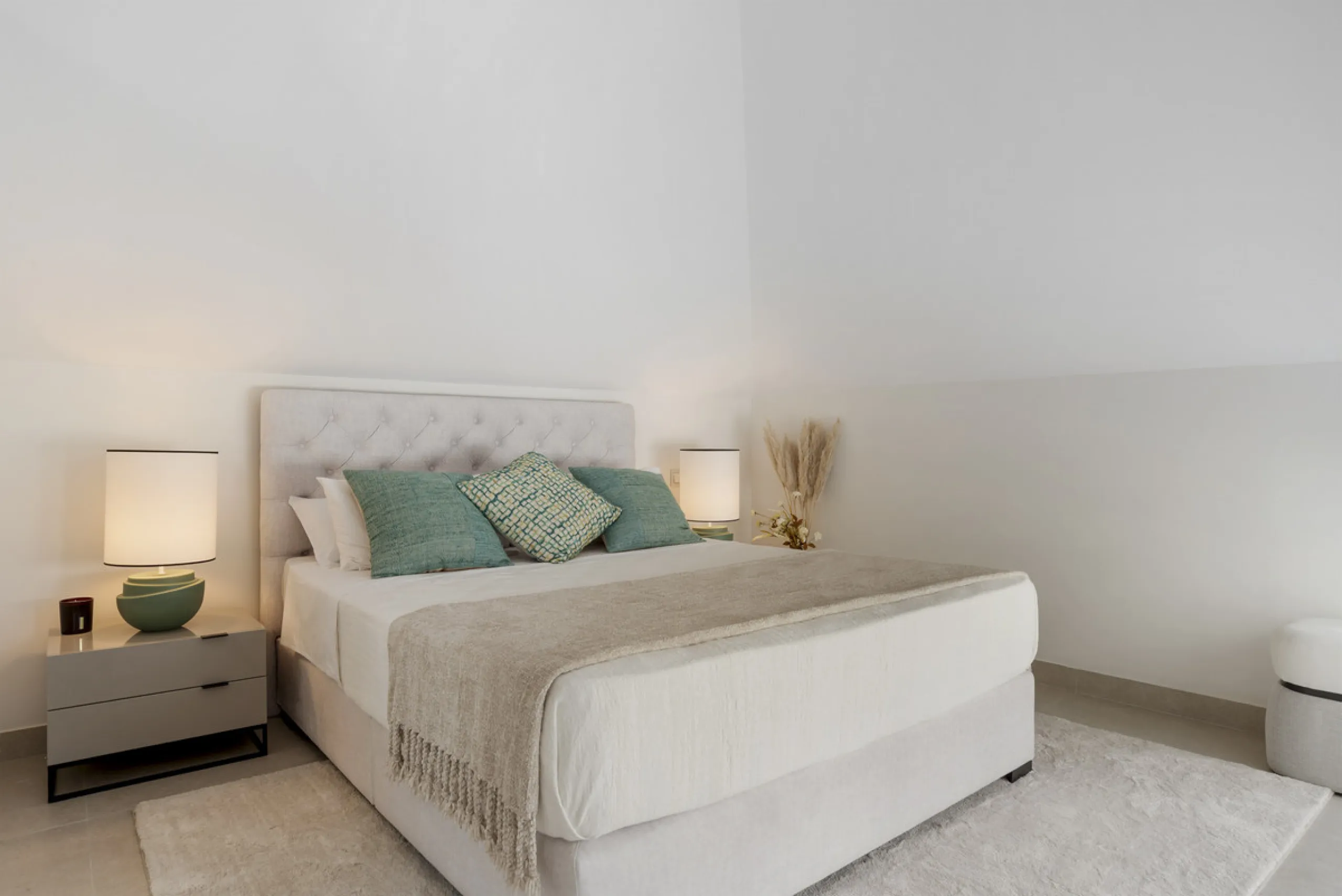 Penthouse Las Lolas is one of those rare residences that immediately conveys harmony, style, and thoughtful design. Positioned at the top of one of Nueva Andalucía's best-located buildings, and just minutes from both Marbella Arena and Puerto Banús, this 