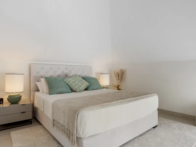 Penthouse Las Lolas is one of those rare residences that immediately conveys harmony, style, and thoughtful design. Positioned at the top of one of Nueva Andalucía's best-located buildings, and just minutes from both Marbella Arena and Puerto Banús, this 