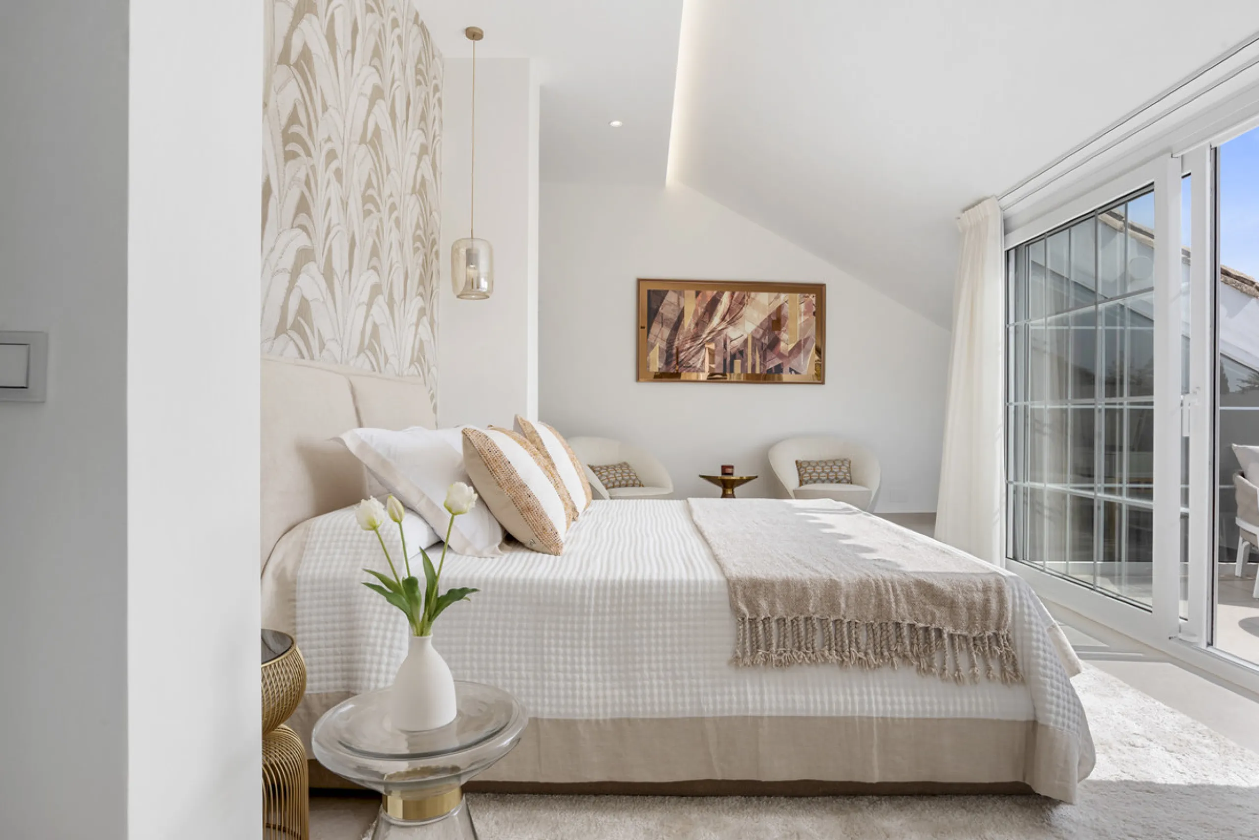 Penthouse Las Lolas is one of those rare residences that immediately conveys harmony, style, and thoughtful design. Positioned at the top of one of Nueva Andalucía's best-located buildings, and just minutes from both Marbella Arena and Puerto Banús, this 