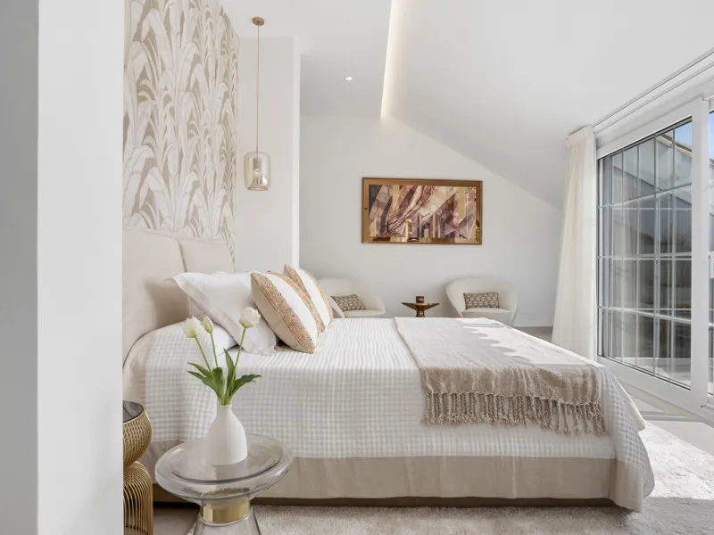 Penthouse Las Lolas is one of those rare residences that immediately conveys harmony, style, and thoughtful design. Positioned at the top of one of Nueva Andalucía's best-located buildings, and just minutes from both Marbella Arena and Puerto Banús, this 
