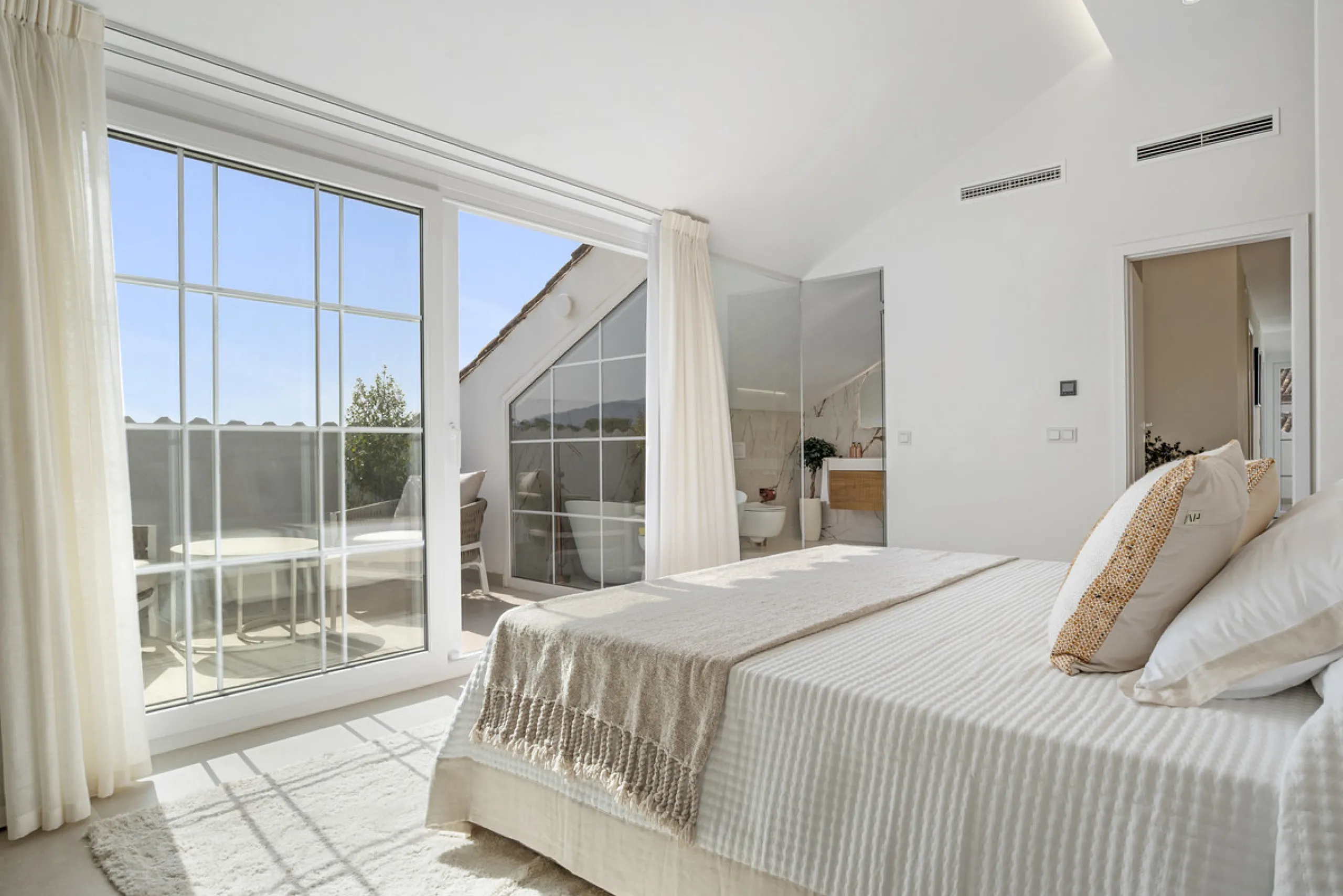Penthouse Las Lolas is one of those rare residences that immediately conveys harmony, style, and thoughtful design. Positioned at the top of one of Nueva Andalucía's best-located buildings, and just minutes from both Marbella Arena and Puerto Banús, this 