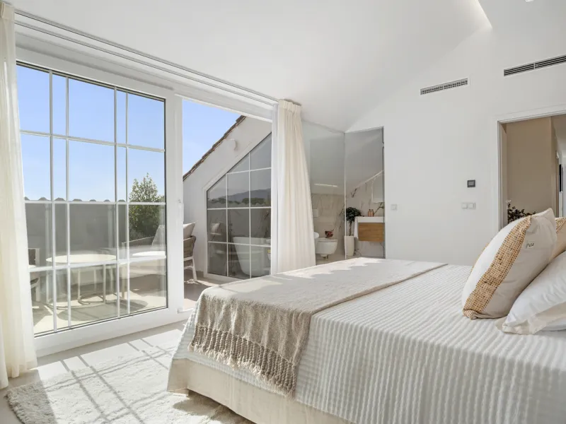 Penthouse Las Lolas is one of those rare residences that immediately conveys harmony, style, and thoughtful design. Positioned at the top of one of Nueva Andalucía's best-located buildings, and just minutes from both Marbella Arena and Puerto Banús, this 