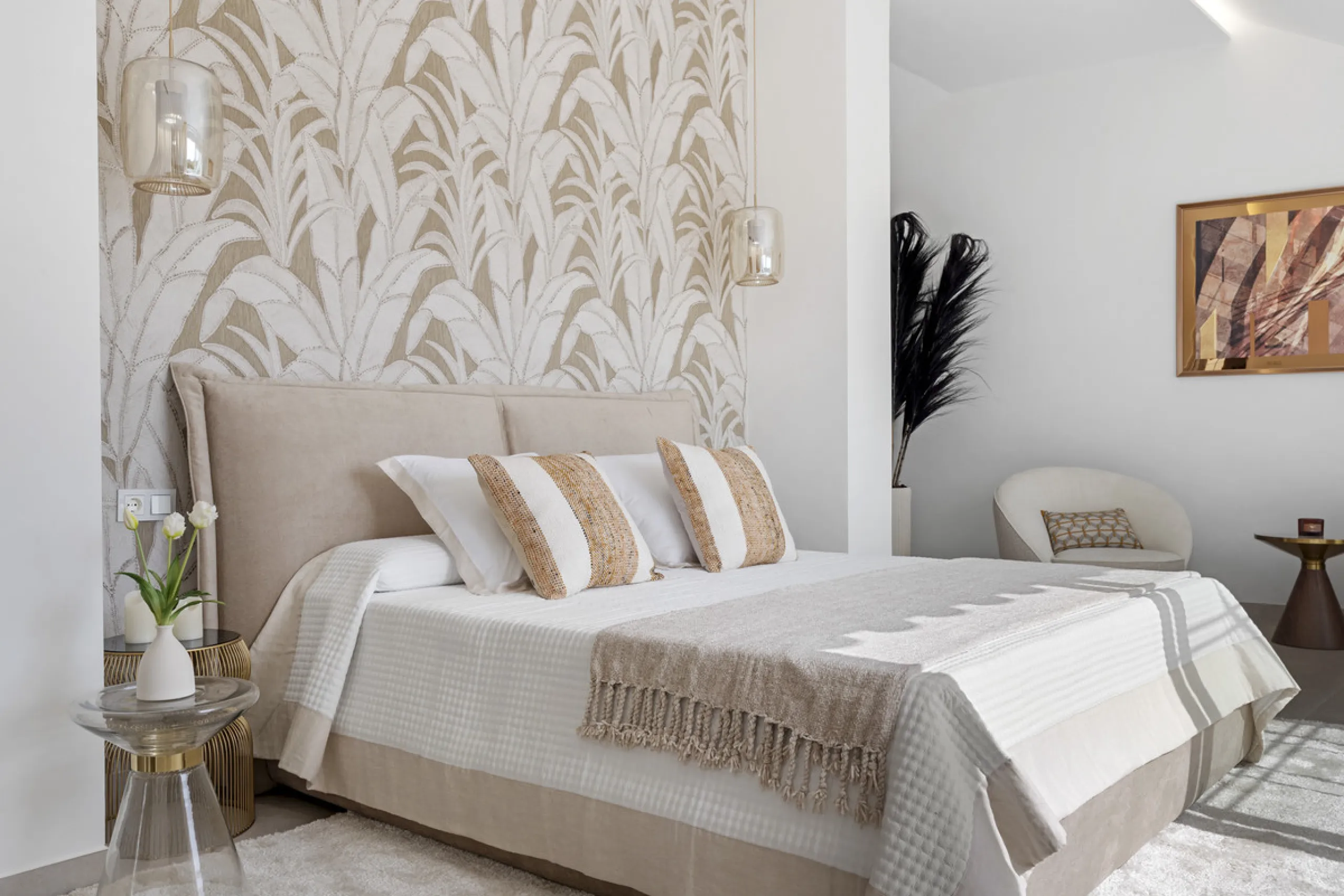 Penthouse Las Lolas is one of those rare residences that immediately conveys harmony, style, and thoughtful design. Positioned at the top of one of Nueva Andalucía's best-located buildings, and just minutes from both Marbella Arena and Puerto Banús, this 