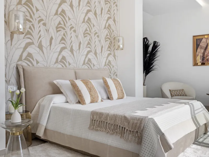 Penthouse Las Lolas is one of those rare residences that immediately conveys harmony, style, and thoughtful design. Positioned at the top of one of Nueva Andalucía's best-located buildings, and just minutes from both Marbella Arena and Puerto Banús, this 