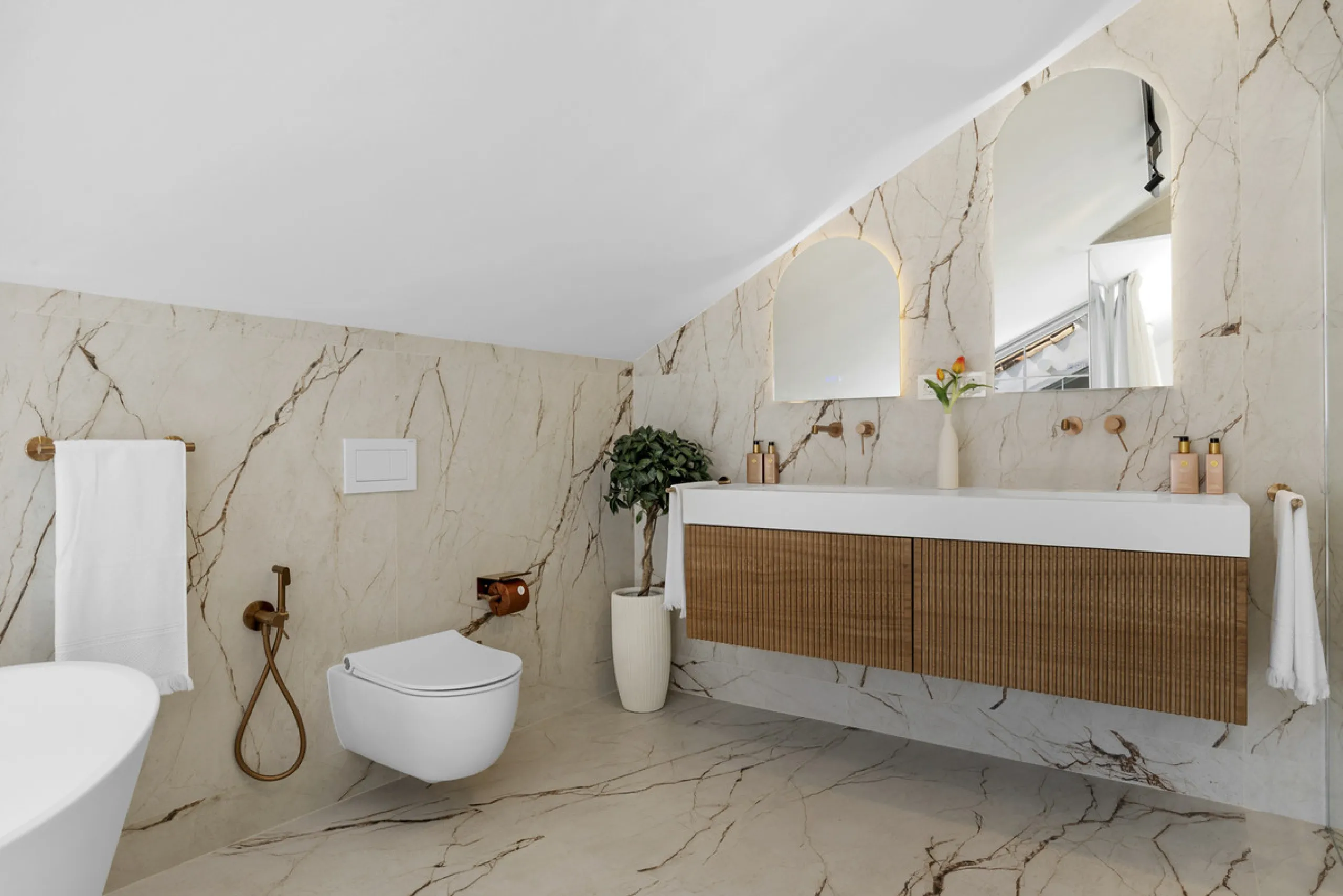 Penthouse Las Lolas is one of those rare residences that immediately conveys harmony, style, and thoughtful design. Positioned at the top of one of Nueva Andalucía's best-located buildings, and just minutes from both Marbella Arena and Puerto Banús, this 