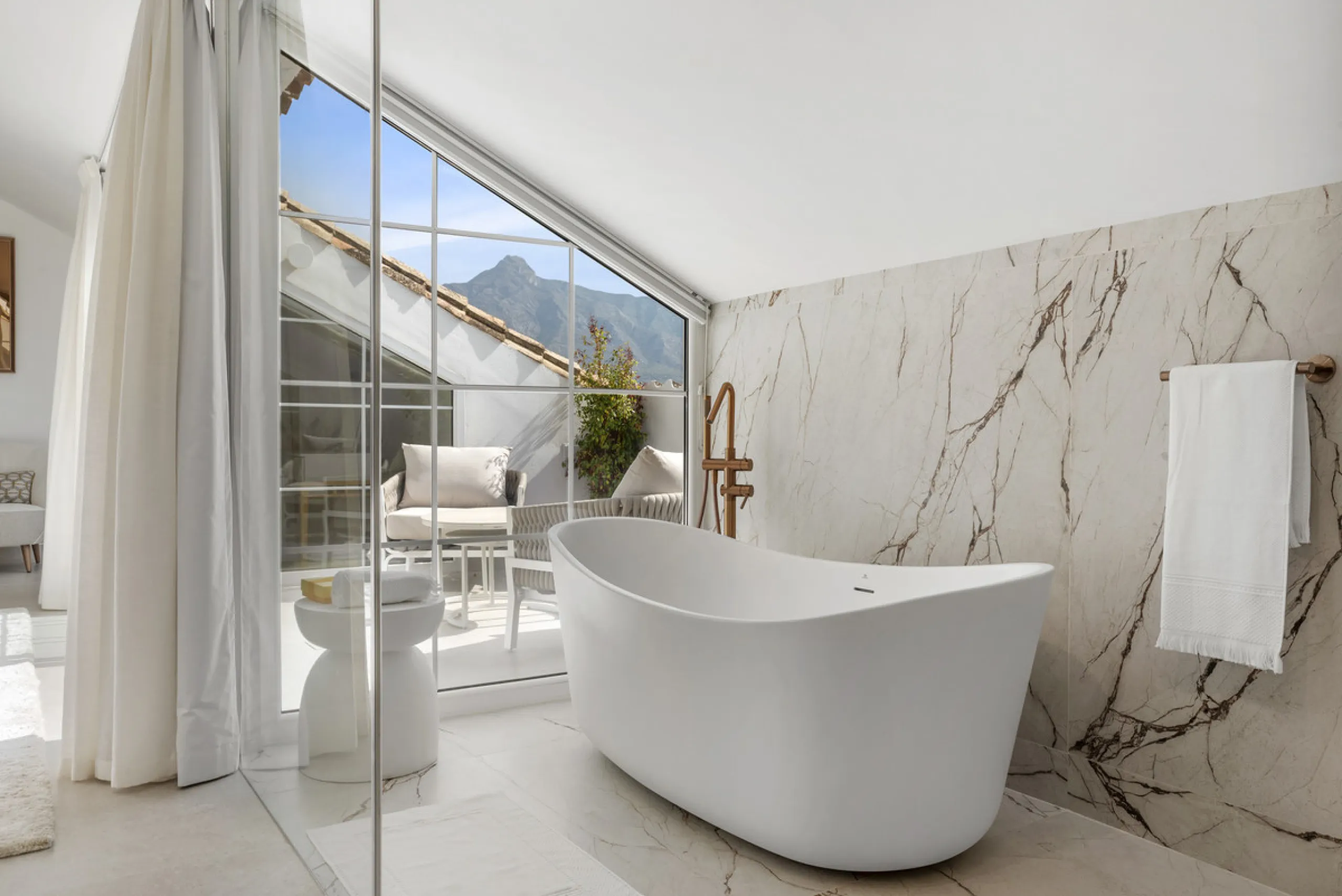 Penthouse Las Lolas is one of those rare residences that immediately conveys harmony, style, and thoughtful design. Positioned at the top of one of Nueva Andalucía's best-located buildings, and just minutes from both Marbella Arena and Puerto Banús, this 