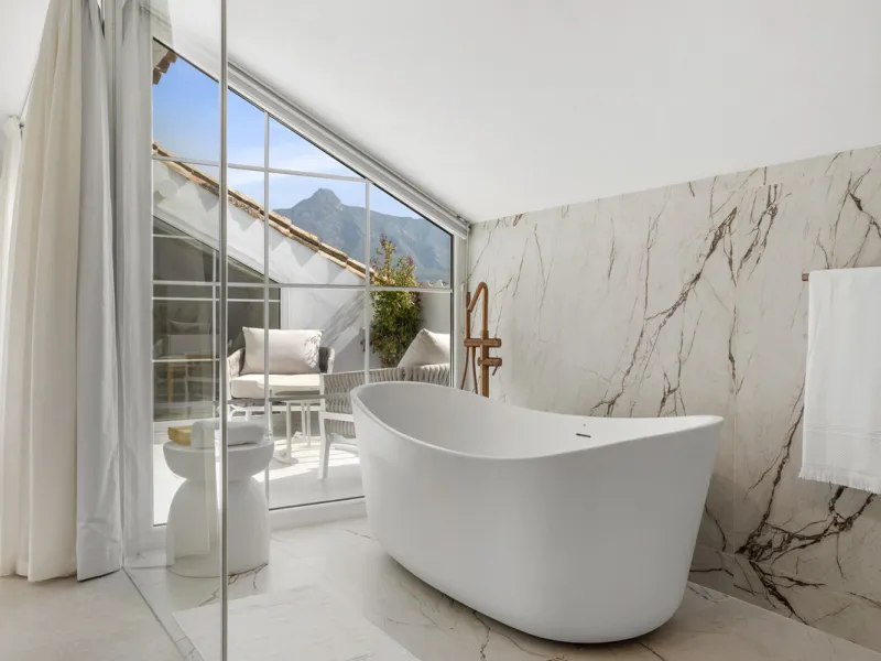 Penthouse Las Lolas is one of those rare residences that immediately conveys harmony, style, and thoughtful design. Positioned at the top of one of Nueva Andalucía's best-located buildings, and just minutes from both Marbella Arena and Puerto Banús, this 
