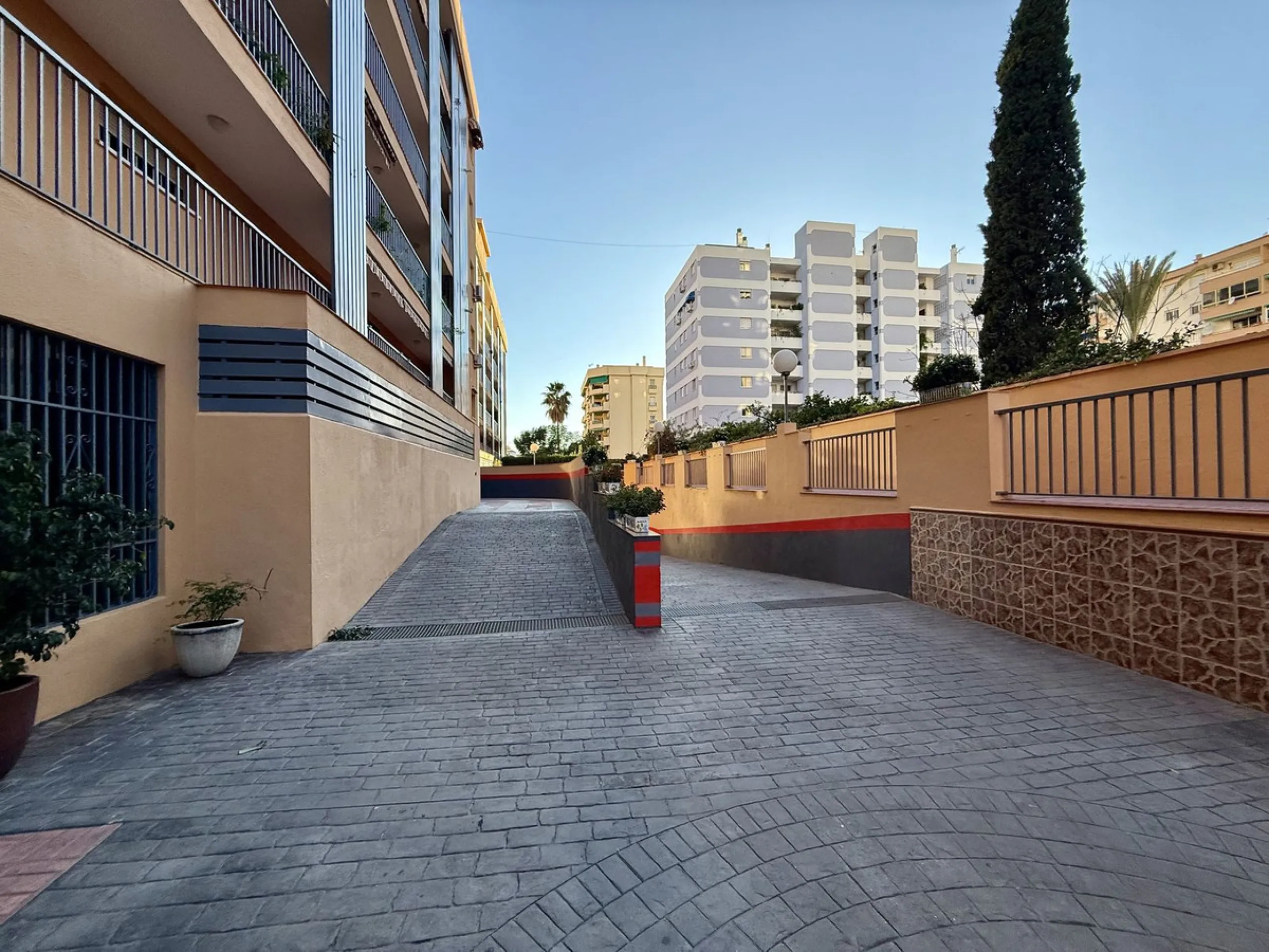 Apartment - Middle Floor Apartment в продаже в Fuengirola, Málaga. В доме 3 спален и 1 ванных комнат. Площадь дома 74 м²