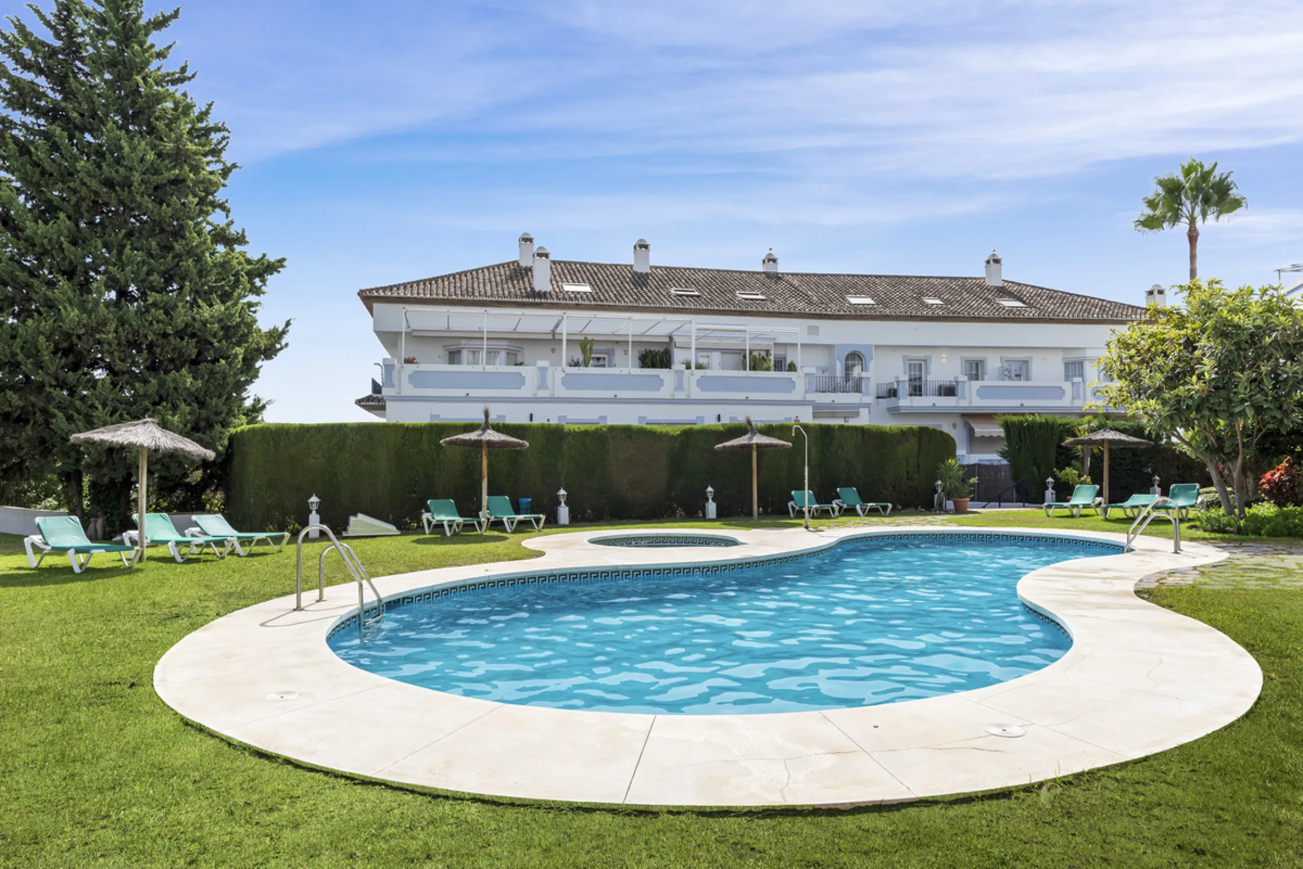 Penthouse Las Lolas is one of those rare residences that immediately conveys harmony, style, and thoughtful design. Positioned at the top of one of Nueva Andalucía's best-located buildings, and just minutes from both Marbella Arena and Puerto Banús, this 