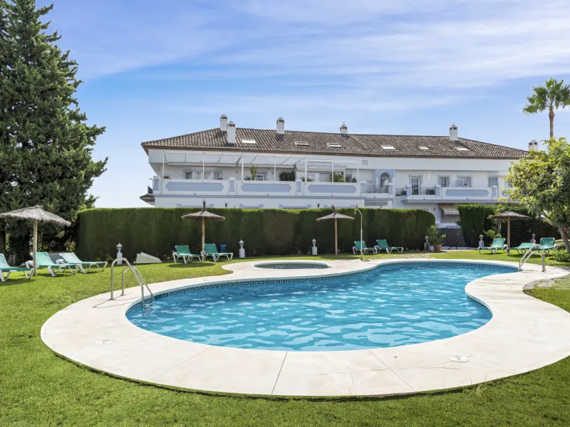 Penthouse Las Lolas is one of those rare residences that immediately conveys harmony, style, and thoughtful design. Positioned at the top of one of Nueva Andalucía's best-located buildings, and just minutes from both Marbella Arena and Puerto Banús, this 
