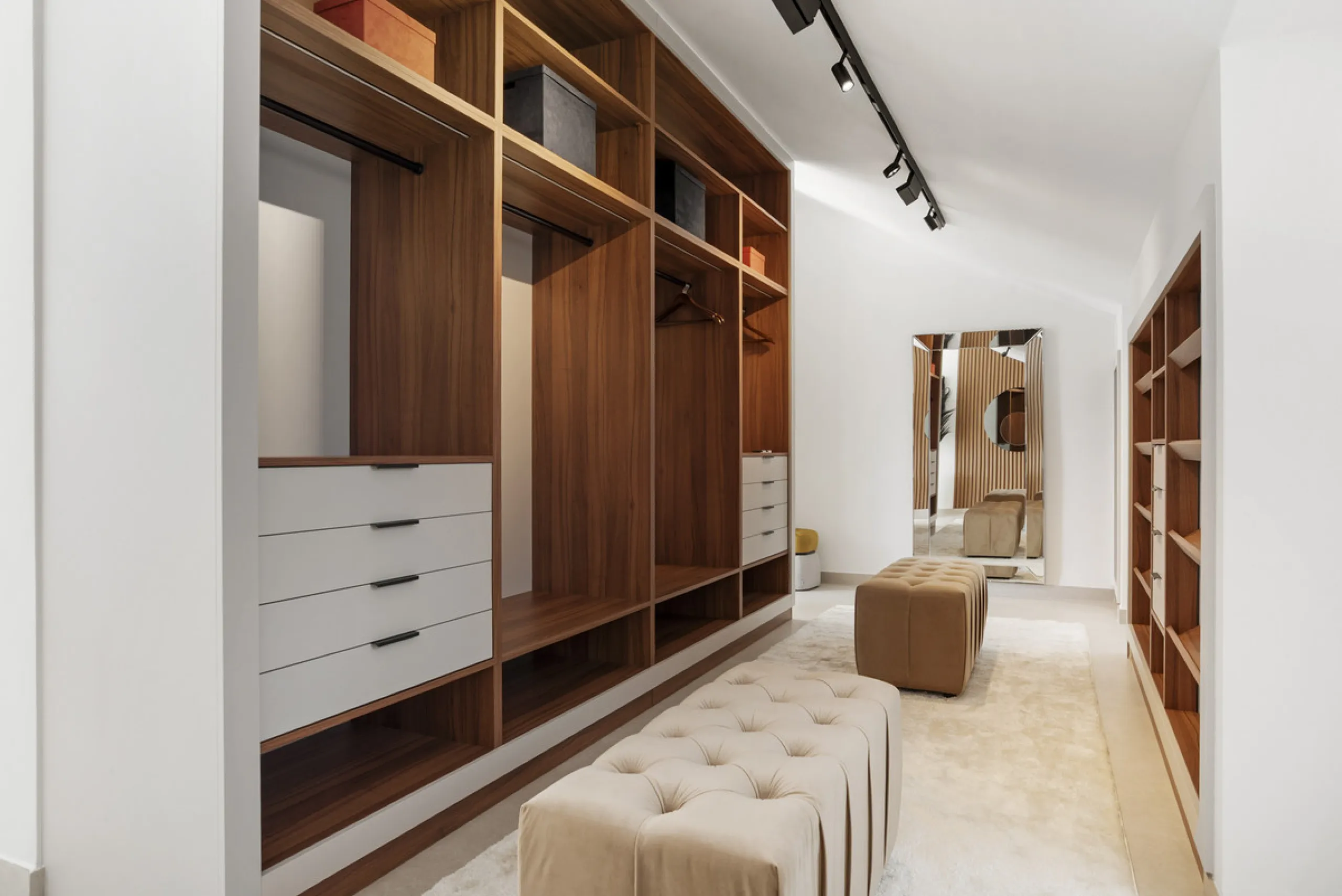 Penthouse Las Lolas is one of those rare residences that immediately conveys harmony, style, and thoughtful design. Positioned at the top of one of Nueva Andalucía's best-located buildings, and just minutes from both Marbella Arena and Puerto Banús, this 