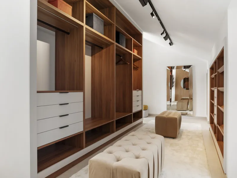 Penthouse Las Lolas is one of those rare residences that immediately conveys harmony, style, and thoughtful design. Positioned at the top of one of Nueva Andalucía's best-located buildings, and just minutes from both Marbella Arena and Puerto Banús, this 