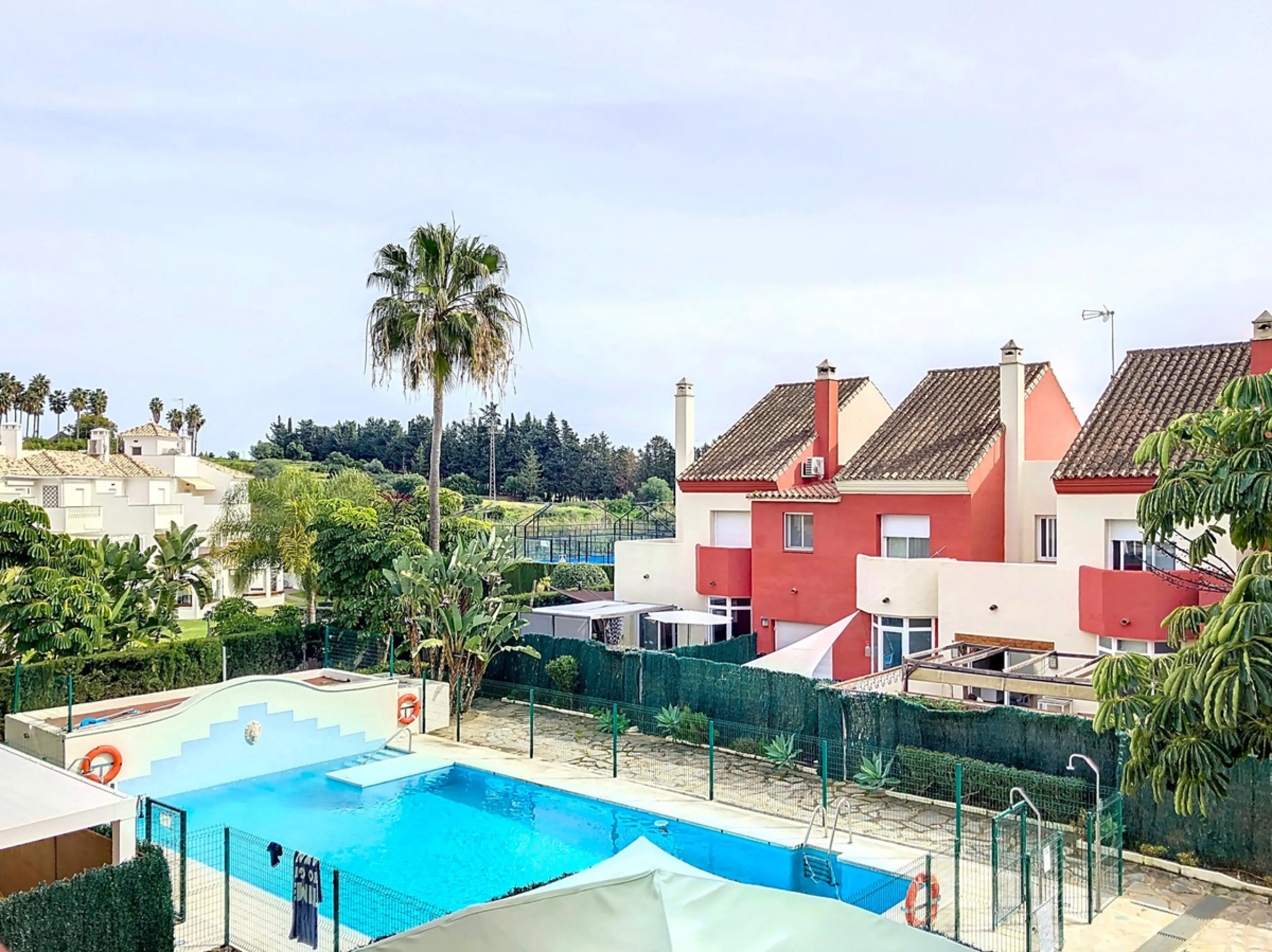 House - Townhouse в продаже в Estepona, Málaga. В доме 3 спален и 2 ванных комнат. Площадь дома 157 м²