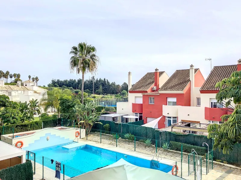 Located in the peaceful and well-connected lower area of Selwo, this charming townhouse offers a fantastic opportunity for those seeking comfort, convenience, and future expansion possibilities. Nestled in East Estepona, it is just minutes from essential 