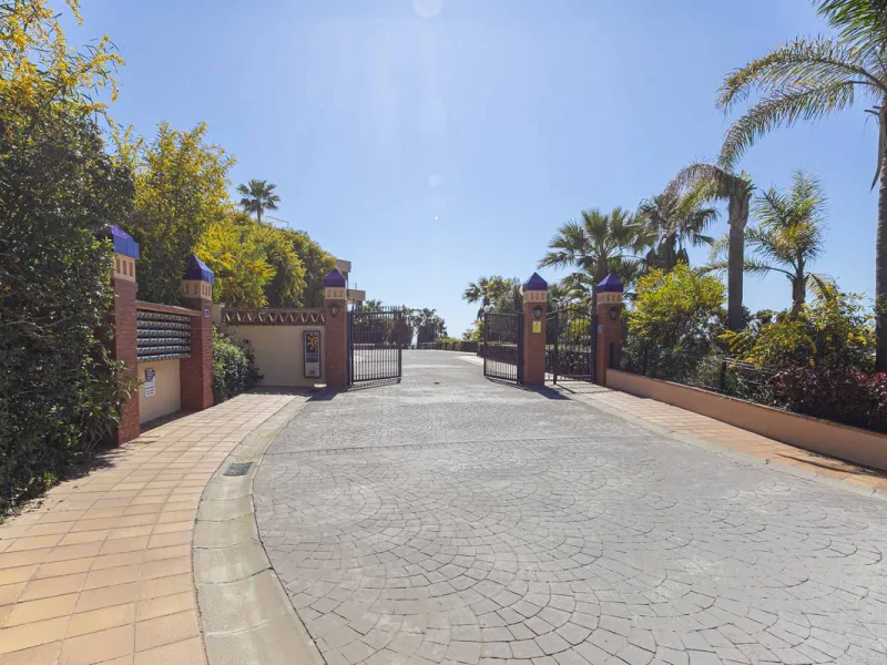 Discover this exclusive ground floor property located in the prestigious Residencial Malibu Mansion, a private residential complex designed to offer comfort, privacy and the Mediterranean lifestyle.