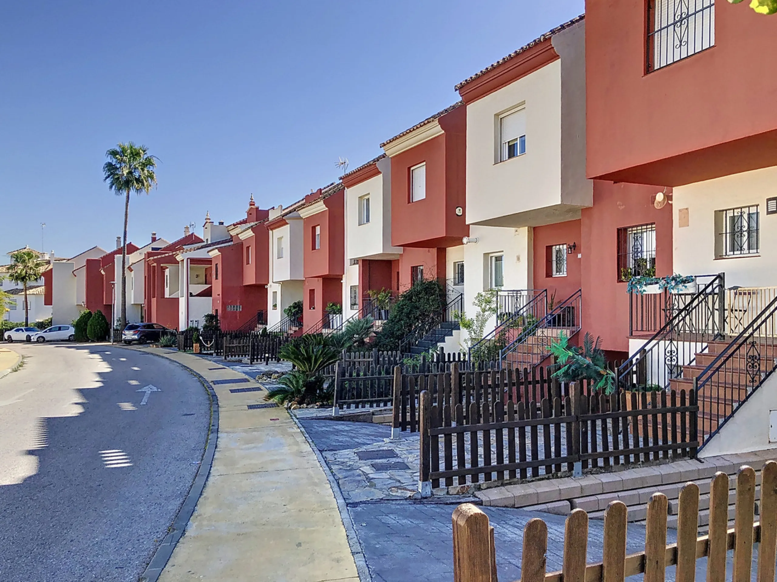 House - Townhouse в продаже в Estepona, Málaga. В доме 3 спален и 2 ванных комнат. Площадь дома 157 м²