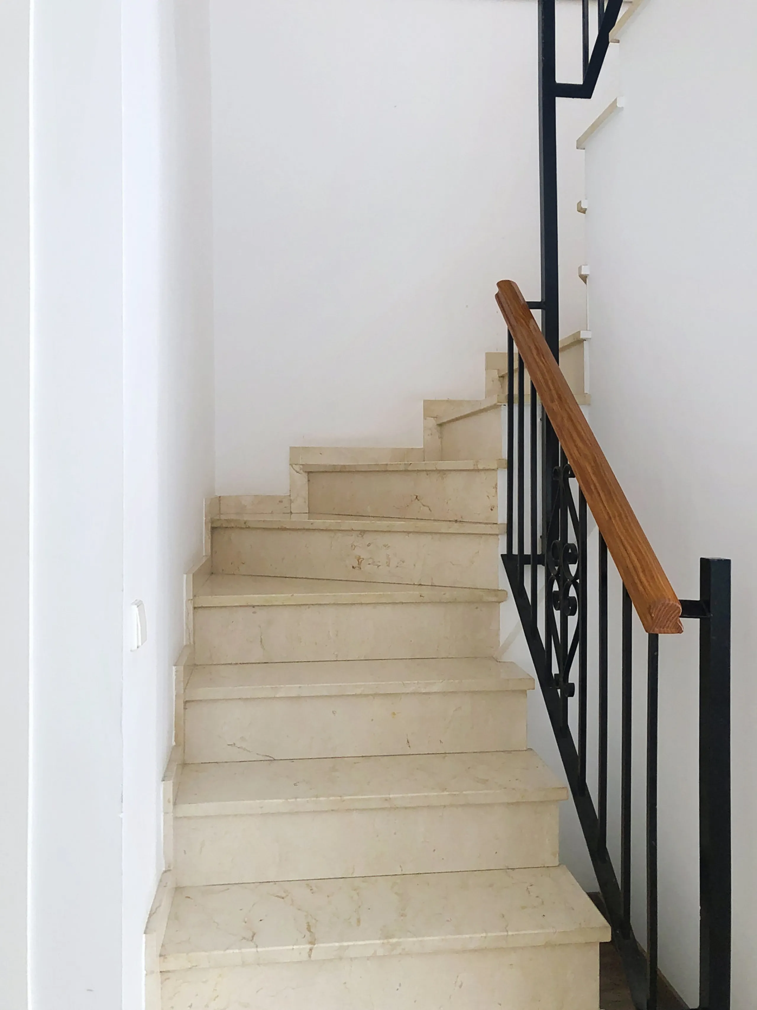 House - Townhouse в продаже в Estepona, Málaga. В доме 3 спален и 2 ванных комнат. Площадь дома 157 м²