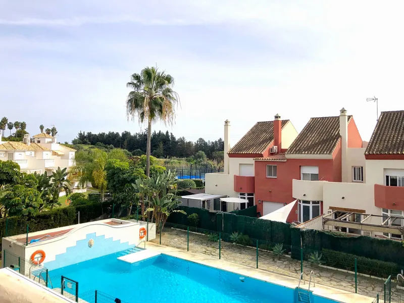 House - Townhouse в продаже в Estepona, Málaga. В доме 3 спален и 2 ванных комнат. Площадь дома 157 м²