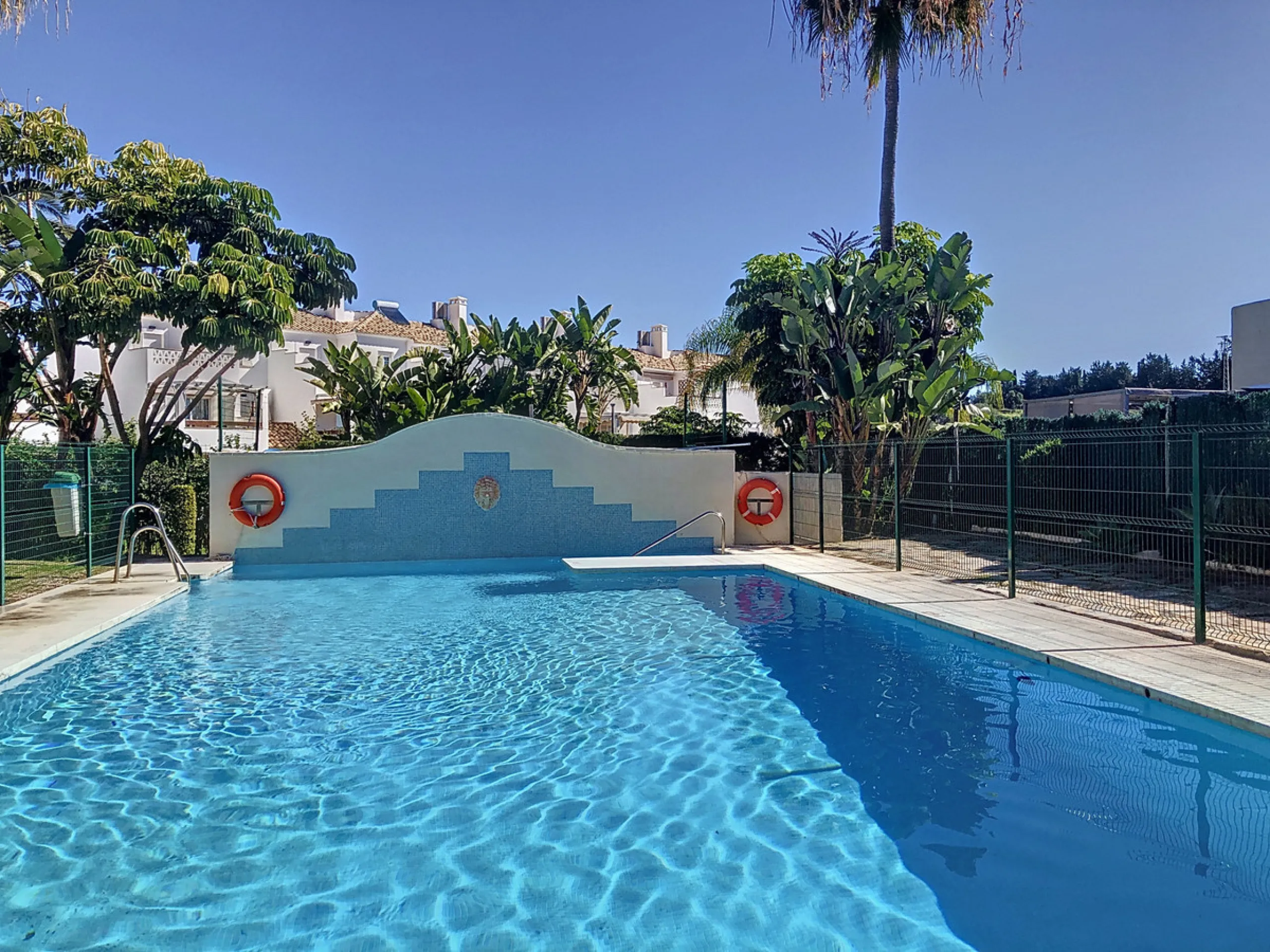 House - Townhouse в продаже в Estepona, Málaga. В доме 3 спален и 2 ванных комнат. Площадь дома 157 м²