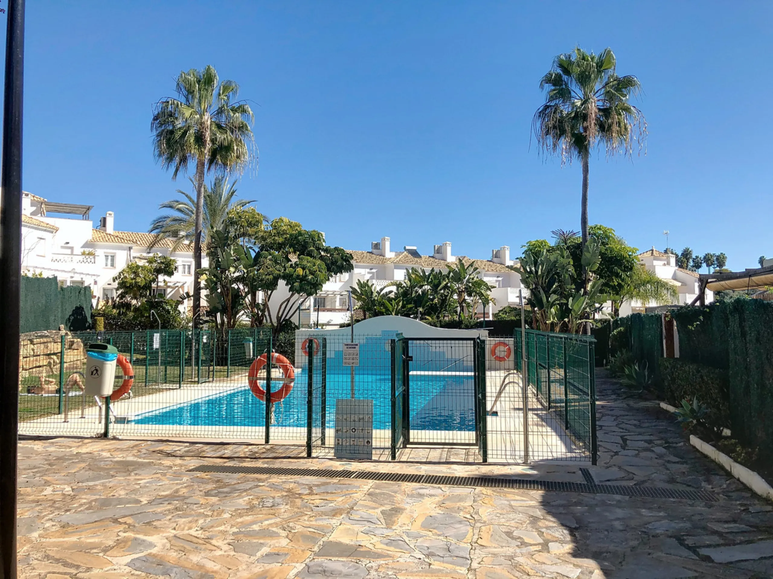House - Townhouse в продаже в Estepona, Málaga. В доме 3 спален и 2 ванных комнат. Площадь дома 157 м²