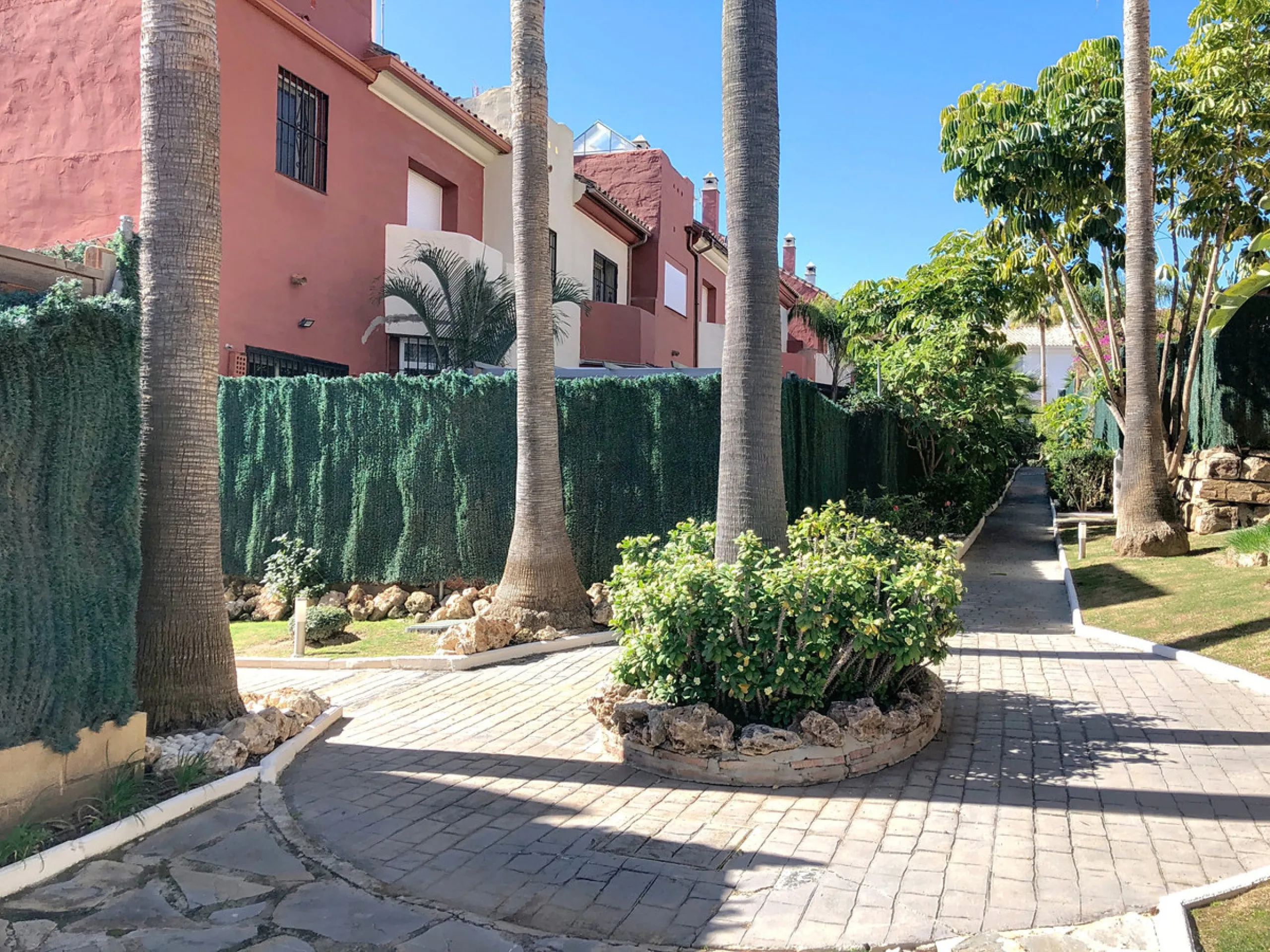 House - Townhouse в продаже в Estepona, Málaga. В доме 3 спален и 2 ванных комнат. Площадь дома 157 м²