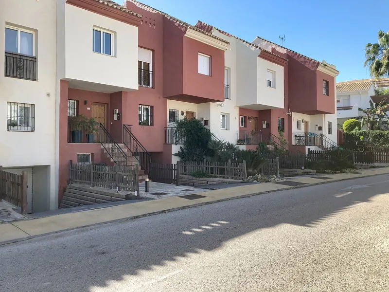 House - Townhouse в продаже в Estepona, Málaga. В доме 3 спален и 2 ванных комнат. Площадь дома 157 м²