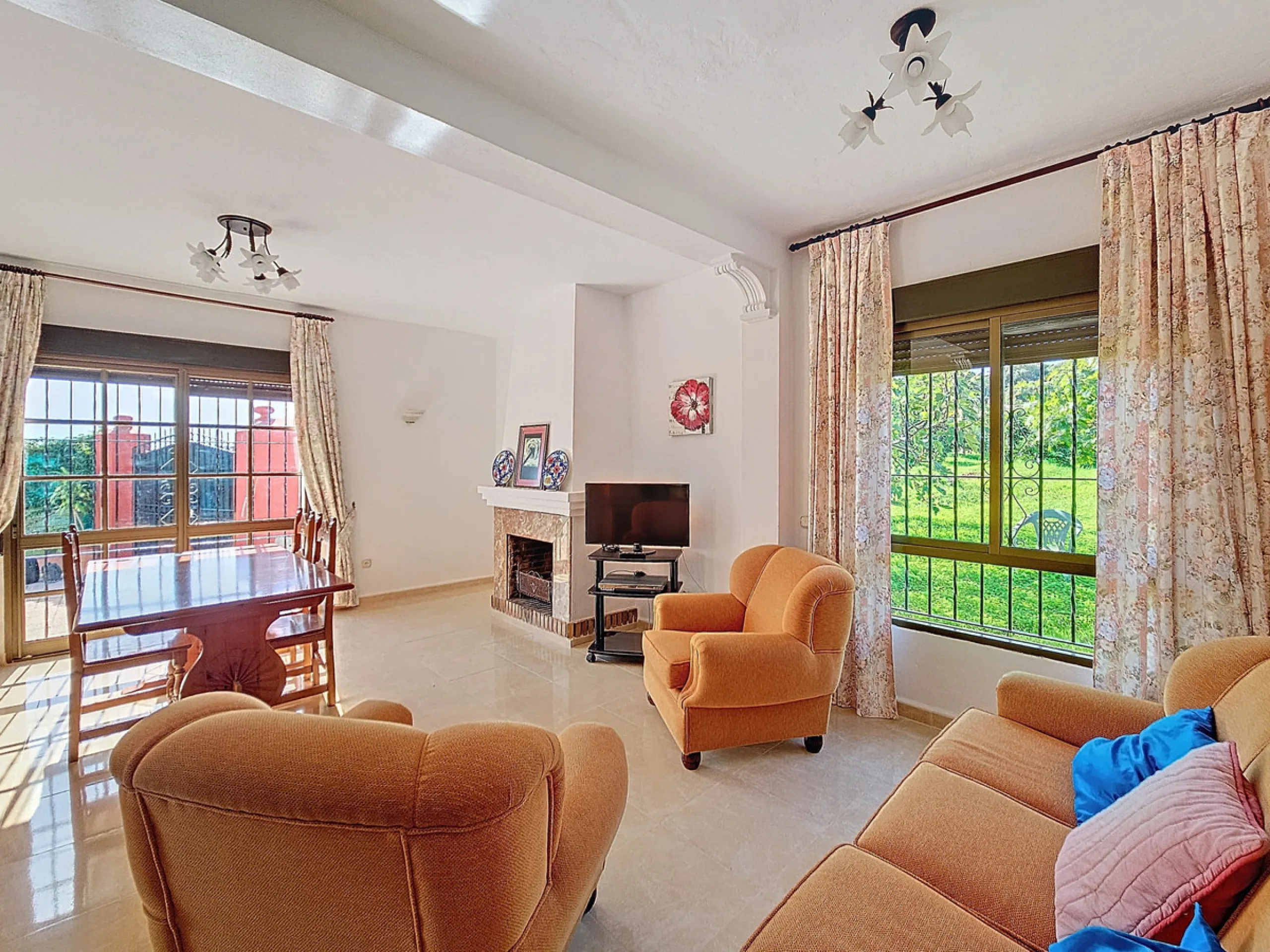 Located in the tranquil area of El Padron, in Estepona East, this estate offers a perfect retreat for those seeking to combine the serenity of the countryside with proximity to the city. With an extensive area of 6,096m², the property stands out for its p