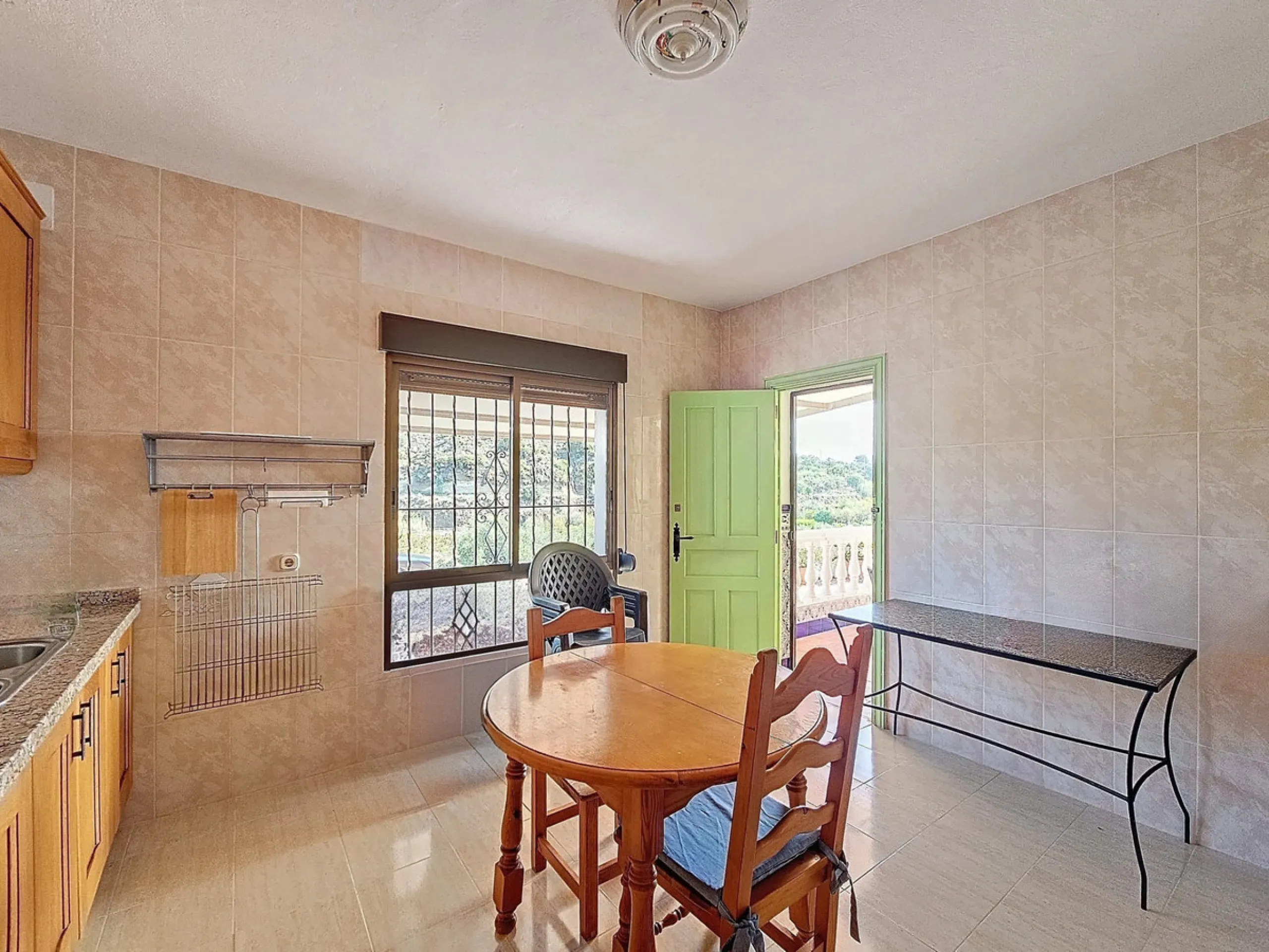 Located in the tranquil area of El Padron, in Estepona East, this estate offers a perfect retreat for those seeking to combine the serenity of the countryside with proximity to the city. With an extensive area of 6,096m², the property stands out for its p